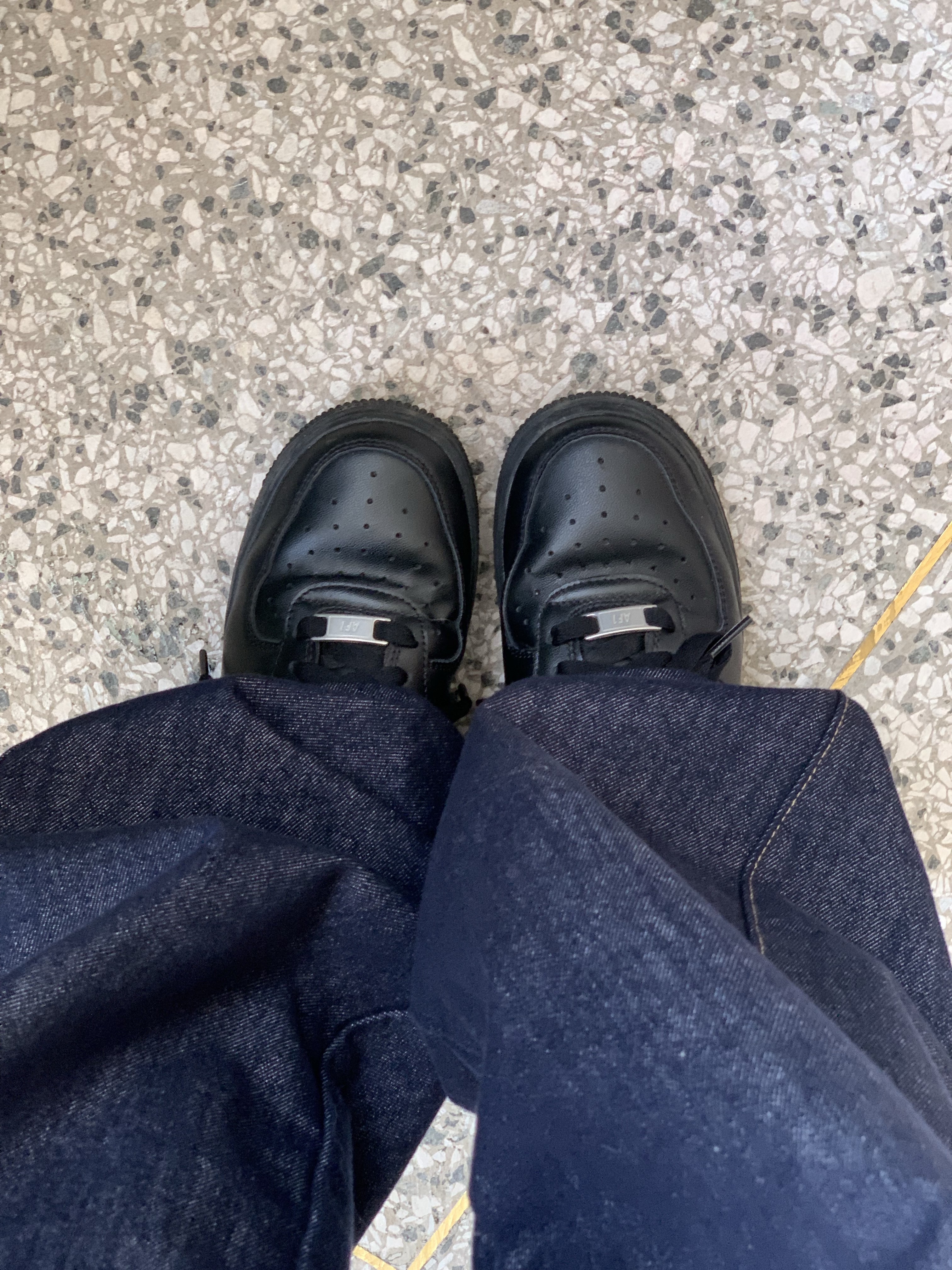 (W) Nike Air Force 1 '07 Low Triple Black 착용 스타일 - 4