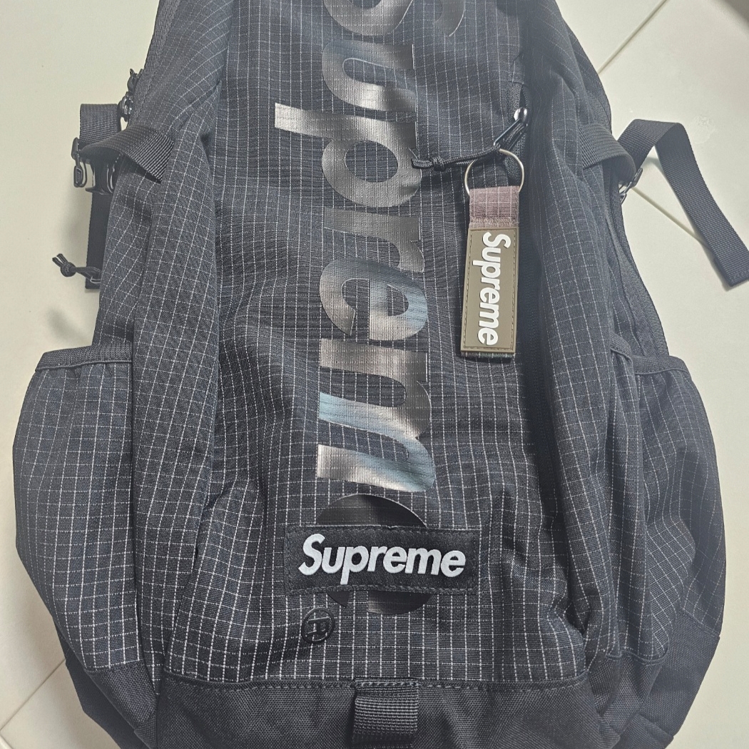 Supreme Backpack Black - 24SS, Supreme Ripstop Keychain Woodland Camo - 24SS 착용 스타일