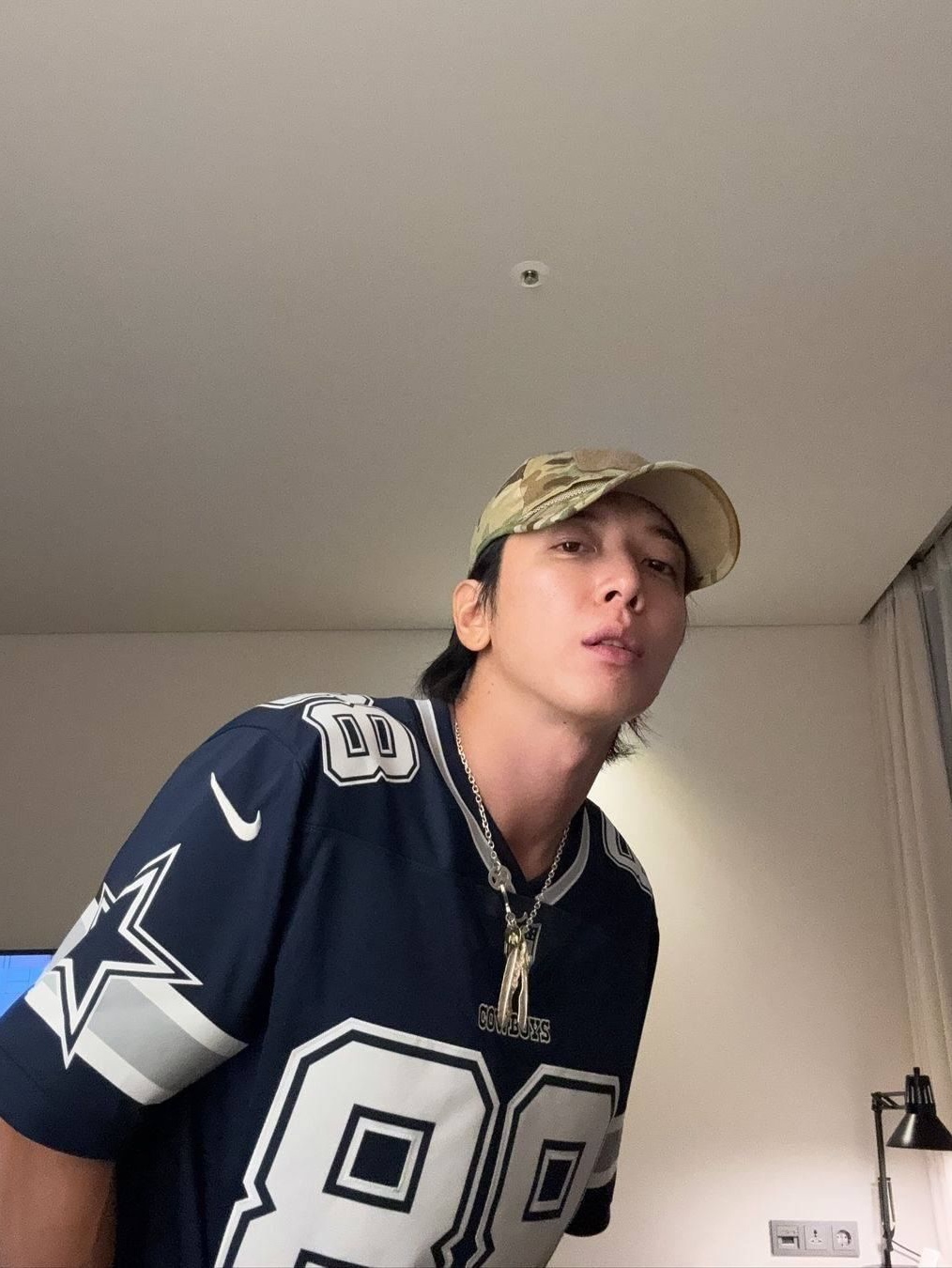 Supreme Spiderweb Football Jersey White - 24SS, Supreme Chosen One Baseball Jersey Navy - 24SS 착용 스타일 - 3