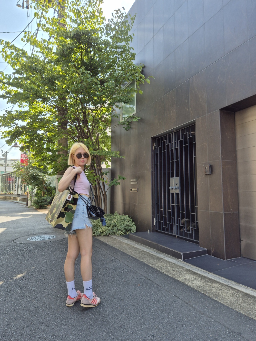 Telfar Small Patent Shopping Bag Black 착용 스타일