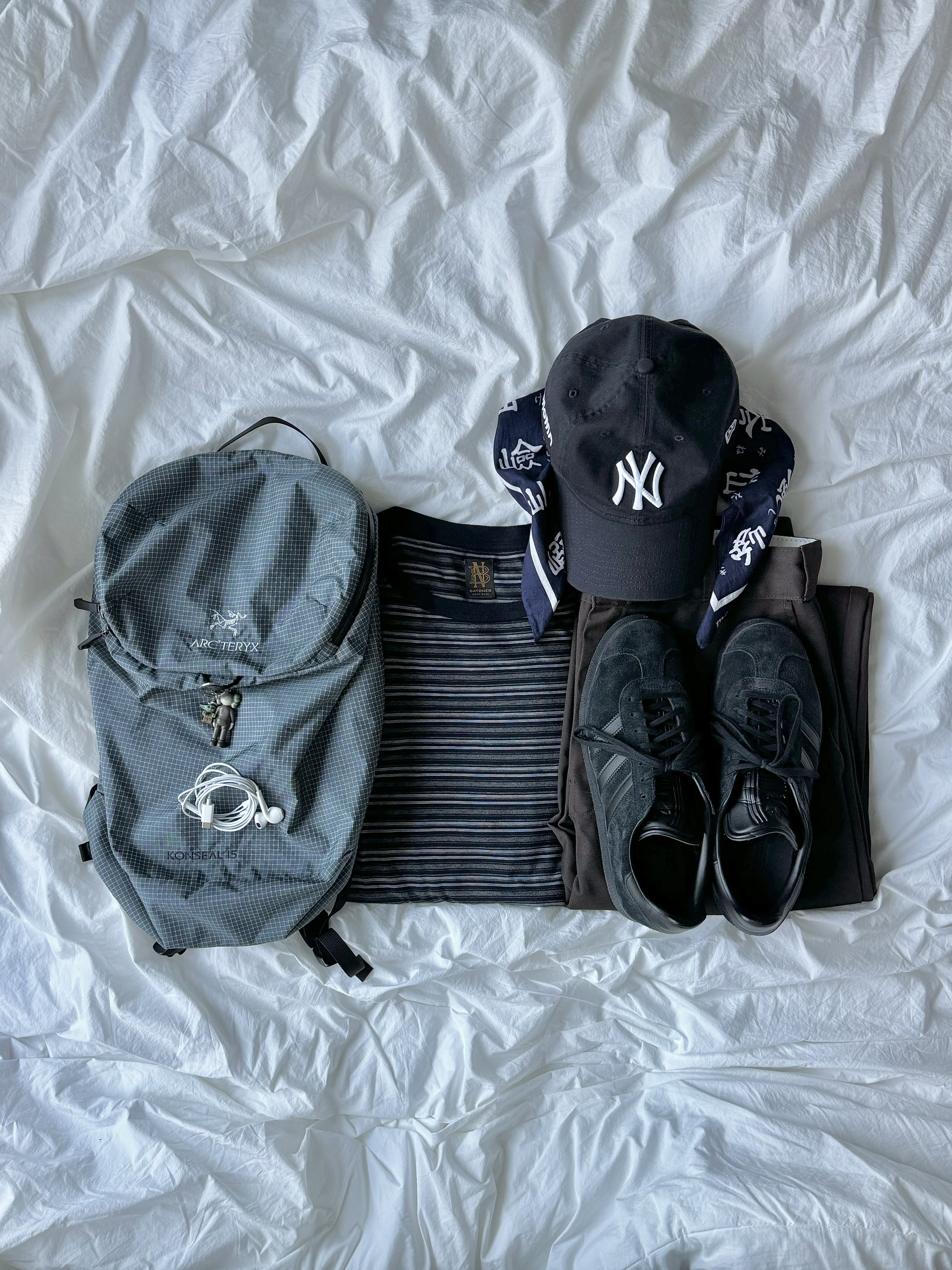 Adidas Gazelle Triple Black, Arc'teryx Konseal 15 Backpack Neptune 착용 스타일 - 2