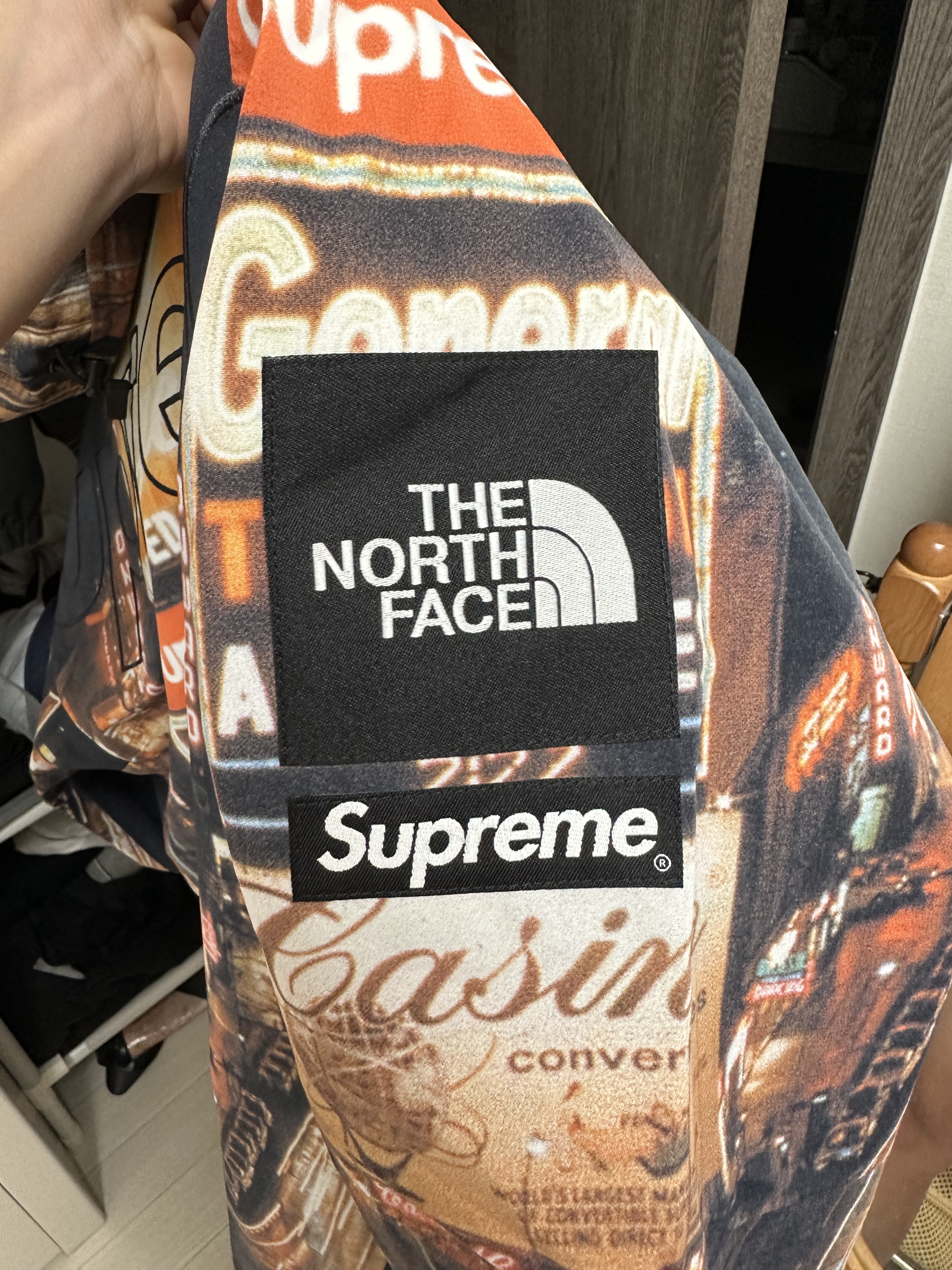 Supreme x The North Face Taped Seam Shell Jacket Times Square - 22FW 착용 스타일 - 3