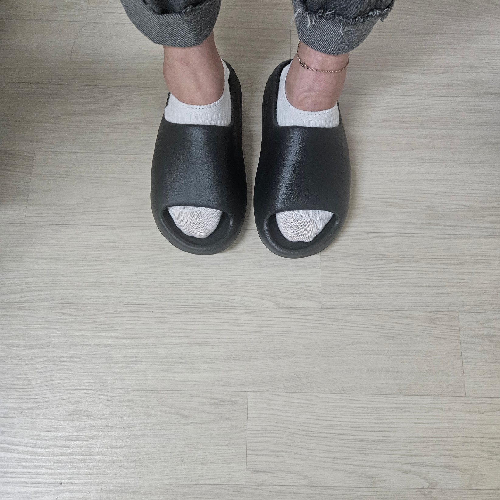 Adidas Yeezy Slide Onyx 착용 스타일