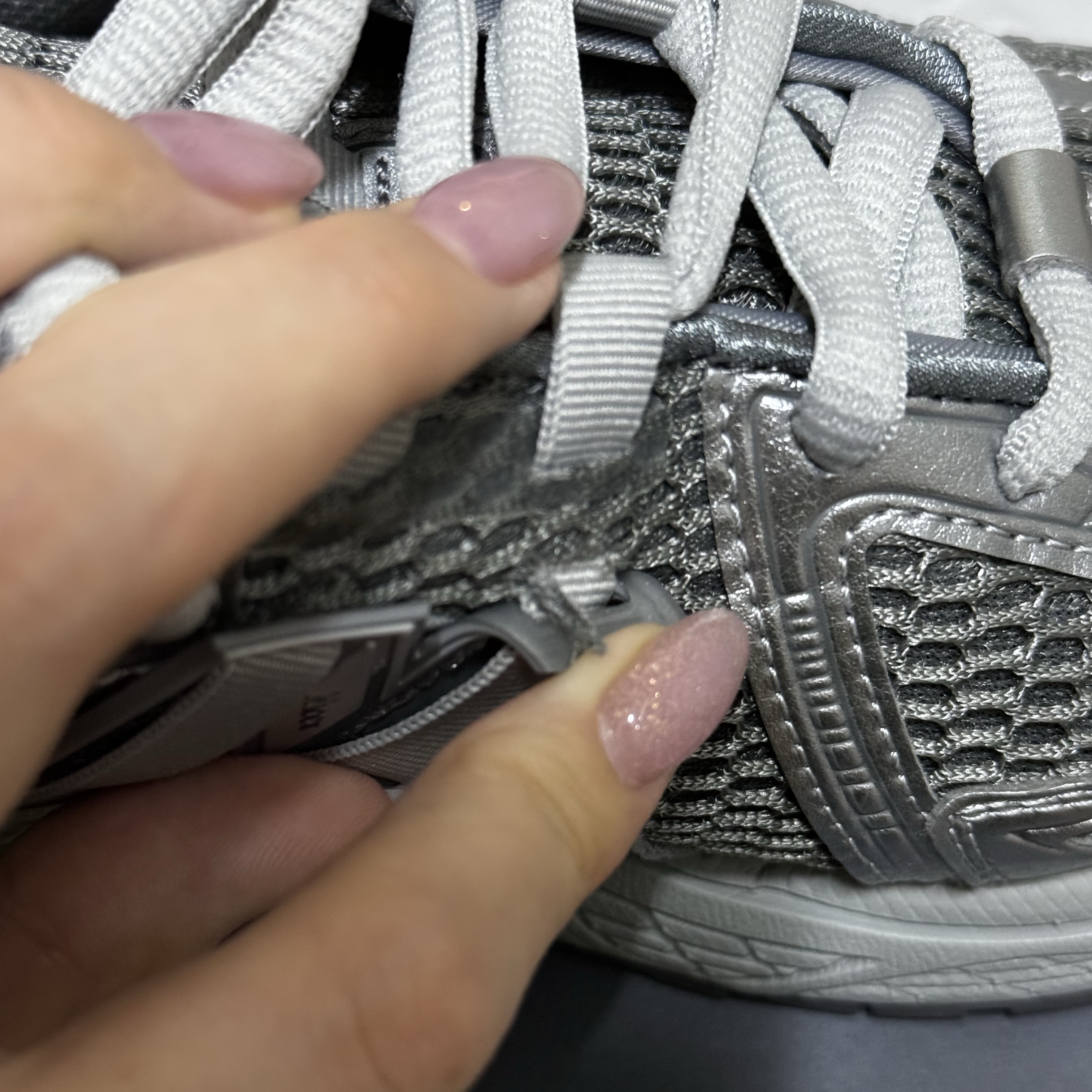 New Balance 860v2 Optic White, New Balance 1906R Harbor Grey Silver Metalic 착용 스타일 - 3