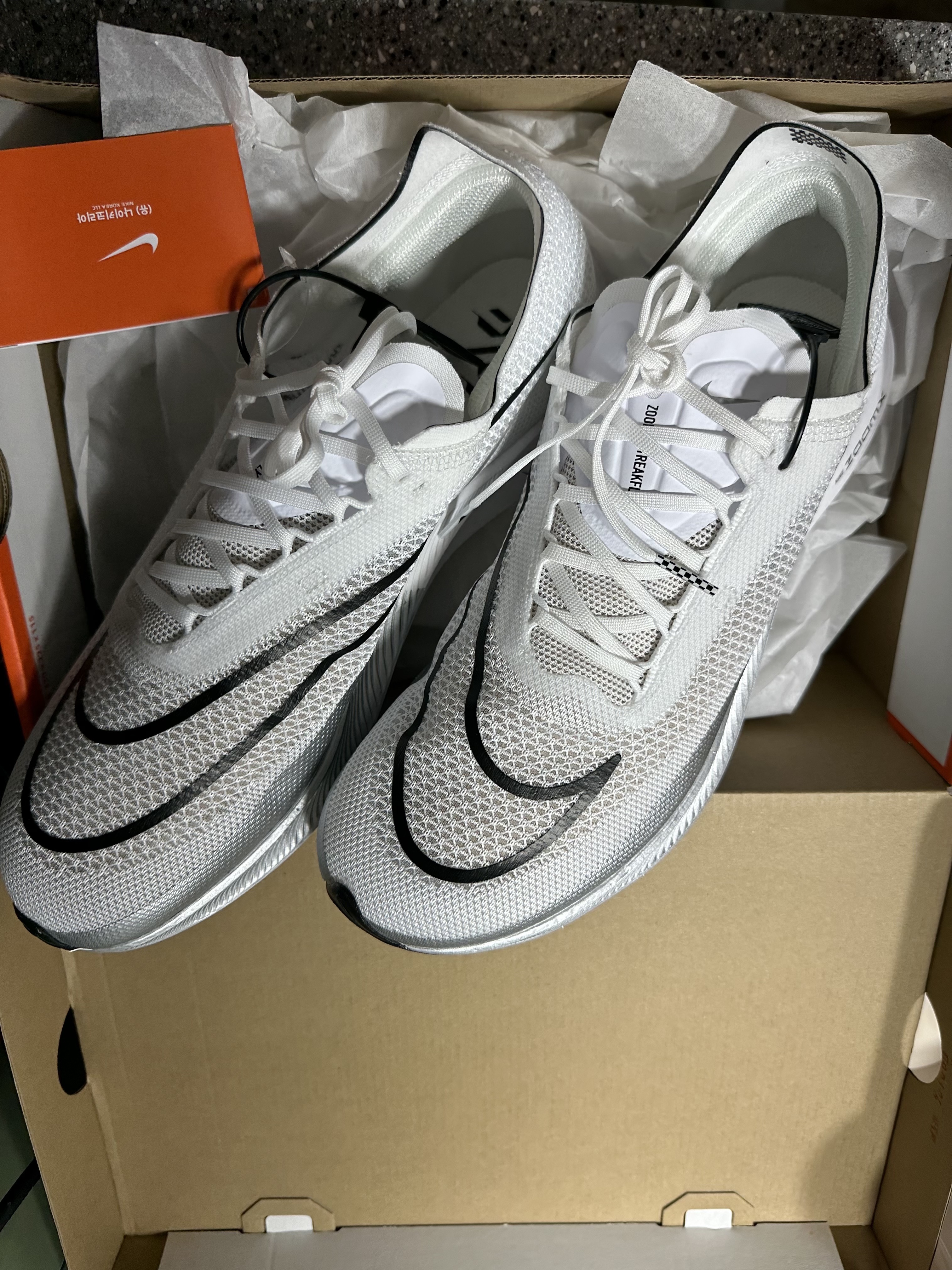 Nike ZoomX Streakfly White Metallic Silver 착용 스타일 - 6