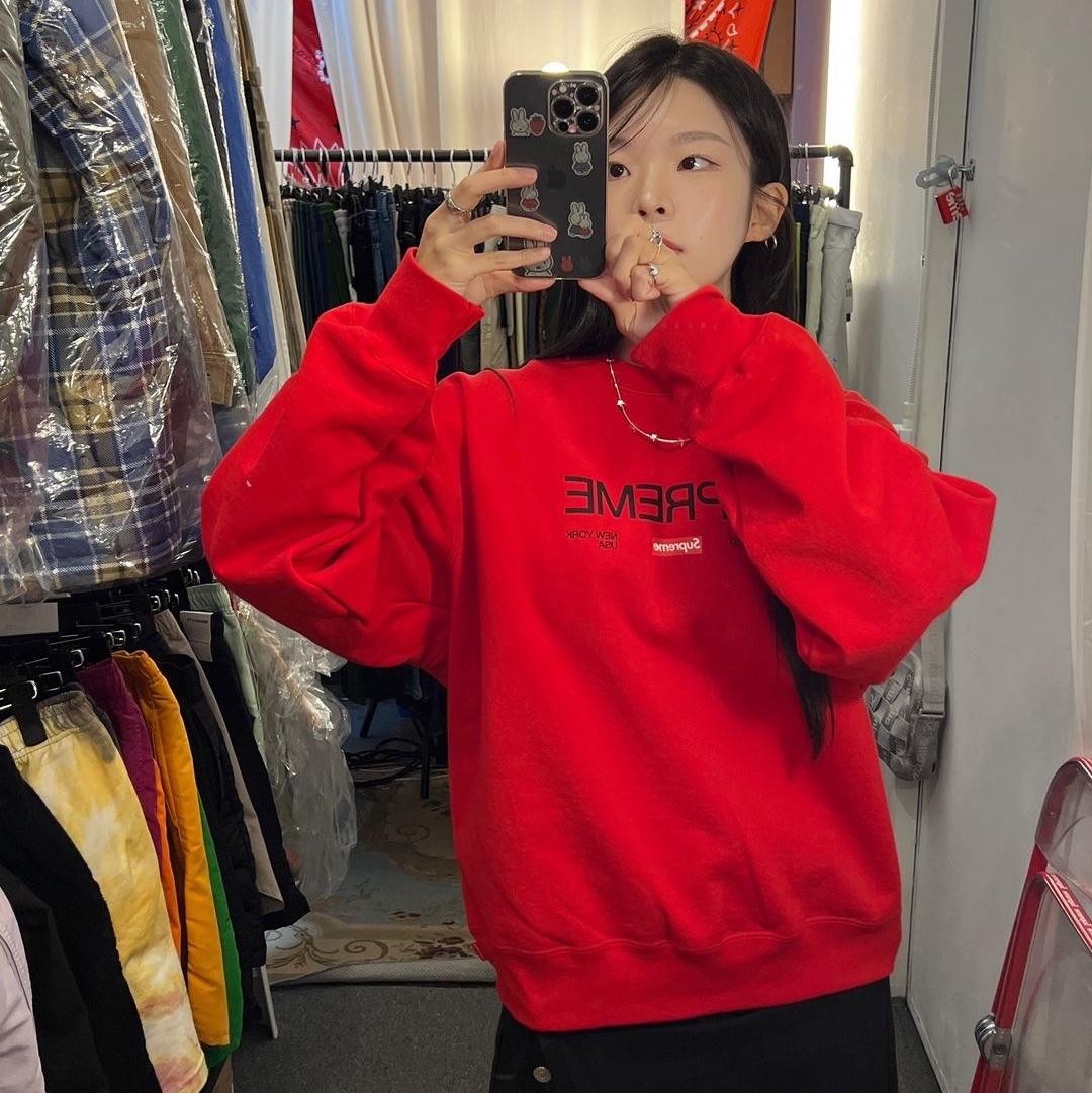 Supreme Established Crewneck Red - 24SS, Supreme Woven Shoulder Bag Grey - 24SS 착용 스타일 - 4