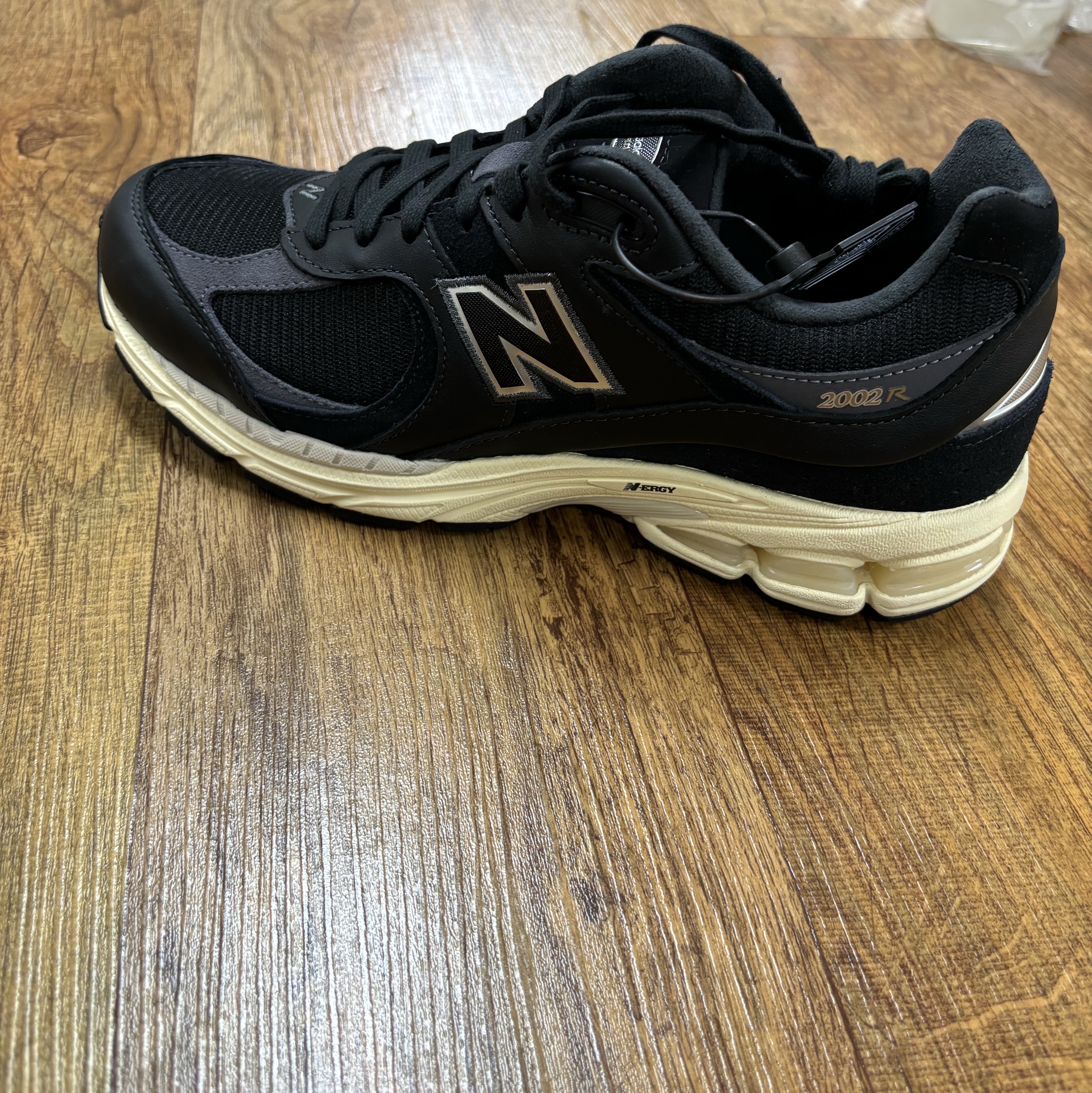 New Balance 2002R Black 착용 스타일