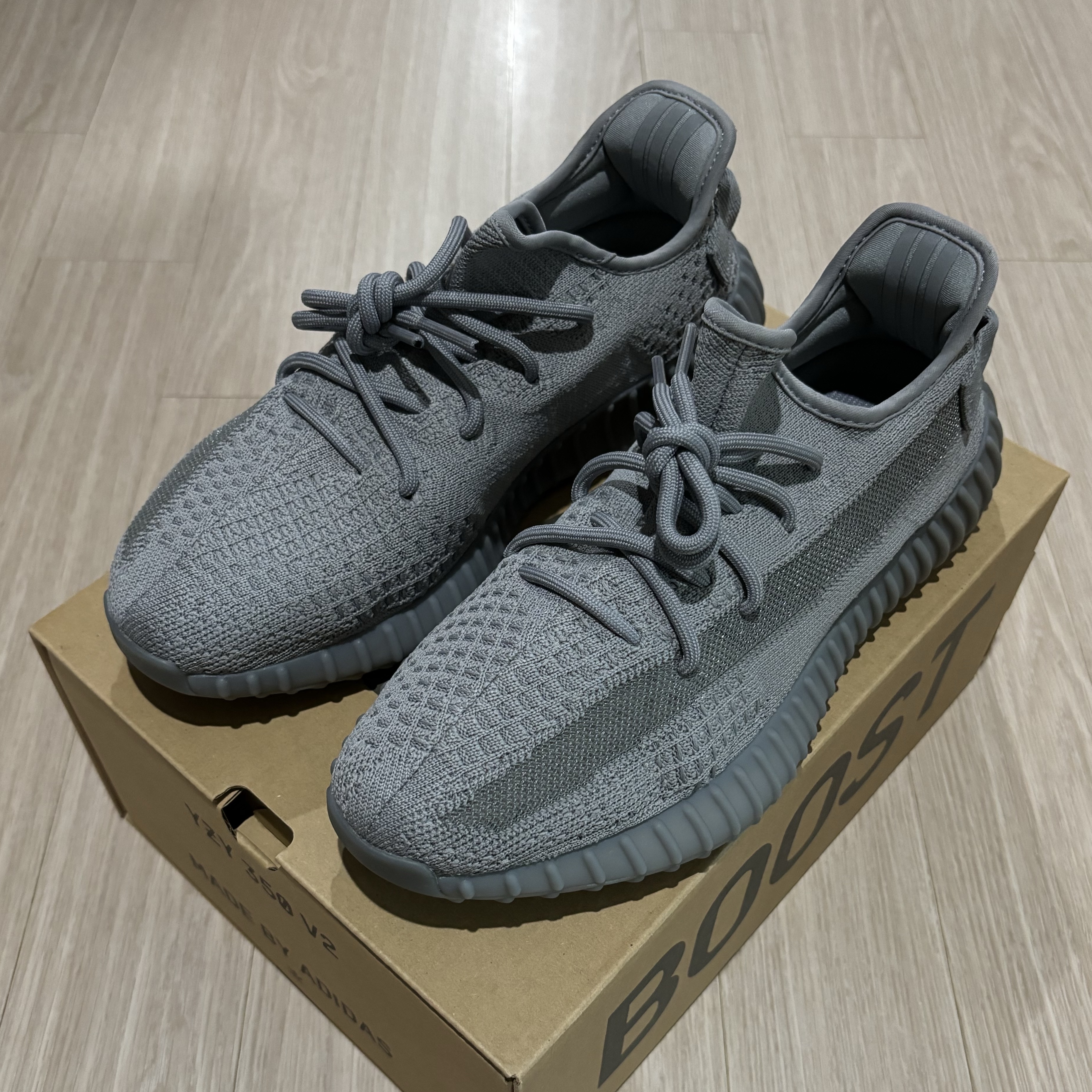 Adidas Yeezy Boost 350 V2 Steel Grey 착용 스타일