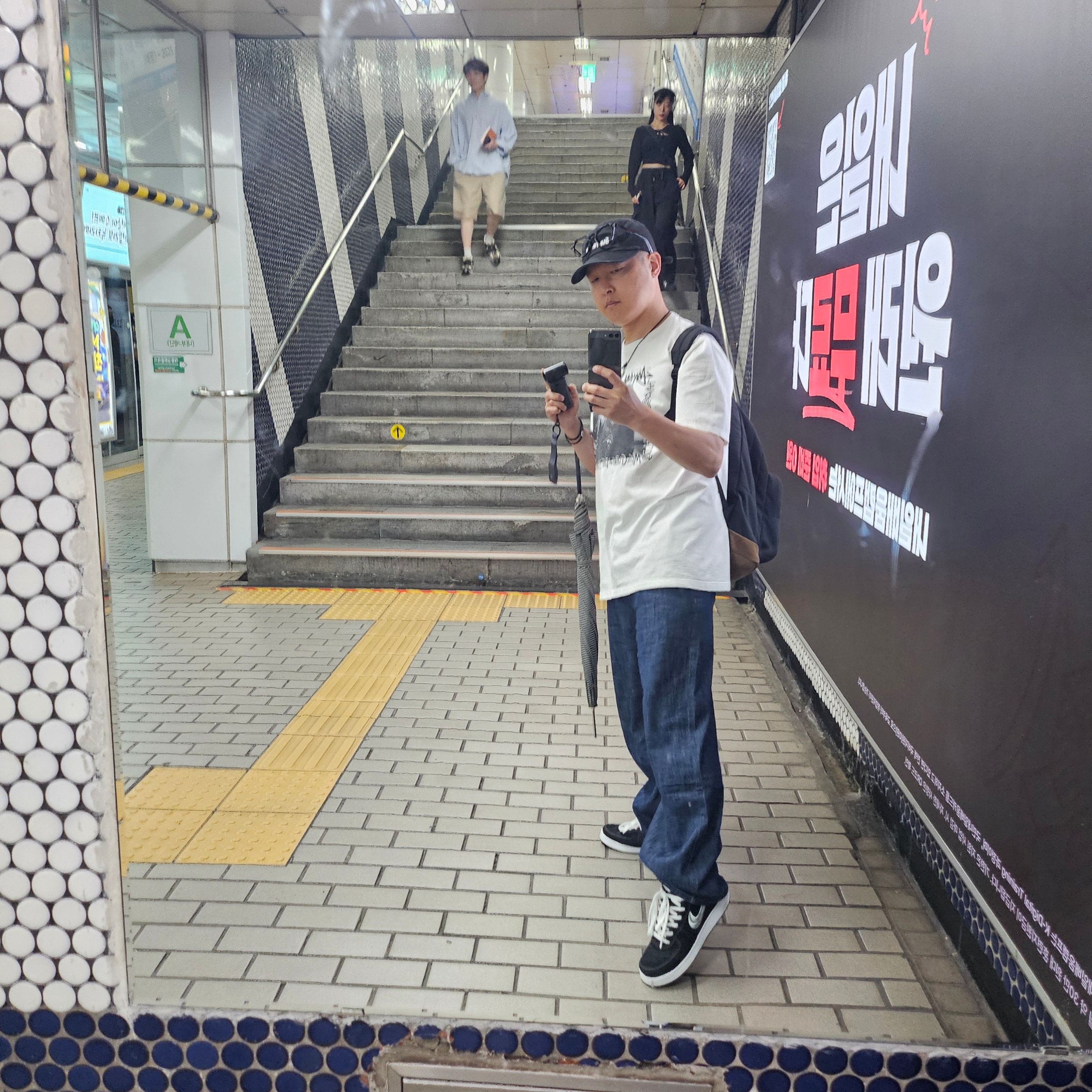 Stussy x Gang Starr Take It Personal T-Shirt White, Supreme Washed Chino Twill Camp Cap Black 착용 스타일 - 1