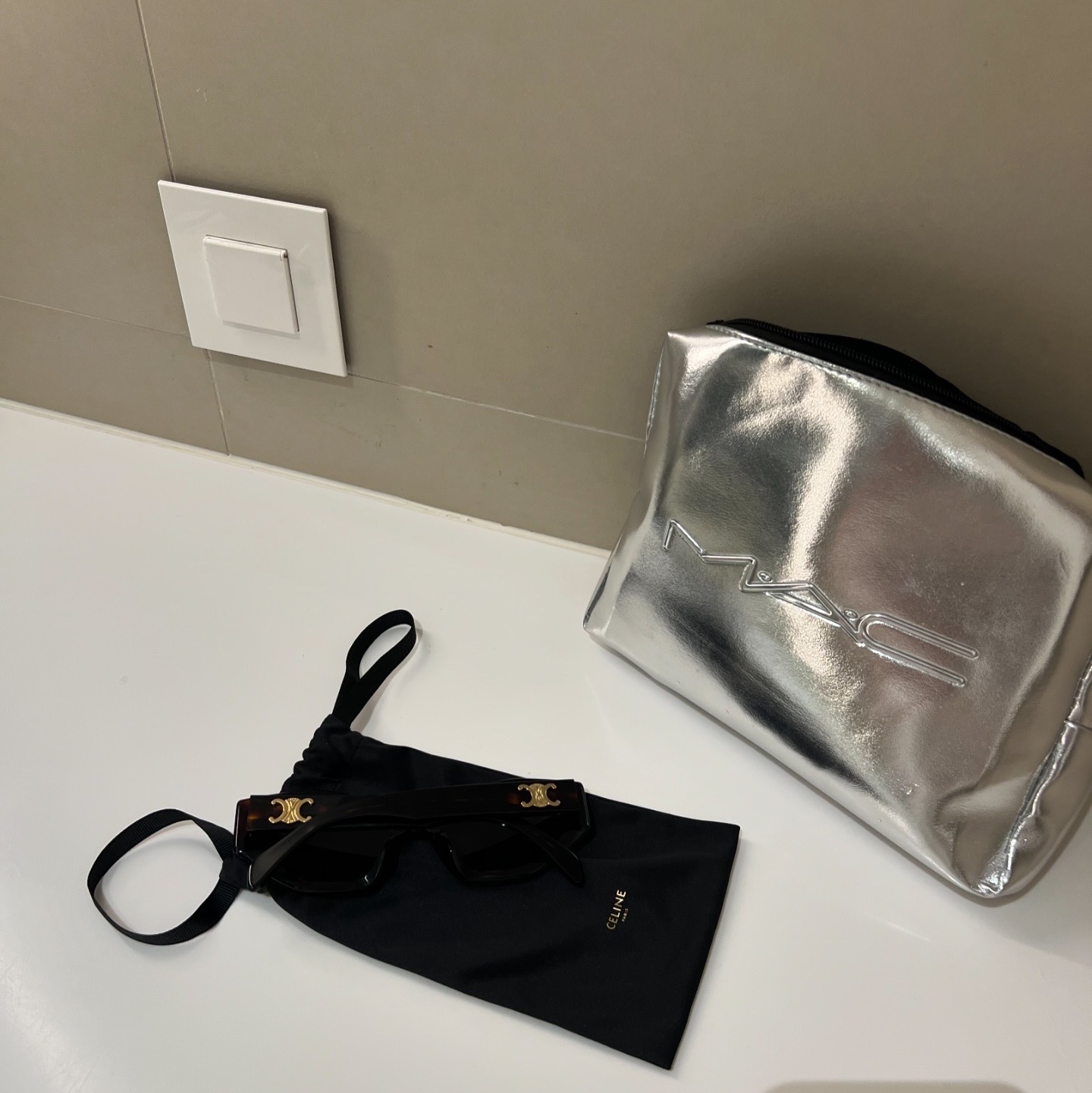 (W) Celine Triomphe 01 Sunglasses in Acetate Black 착용 스타일 - 3