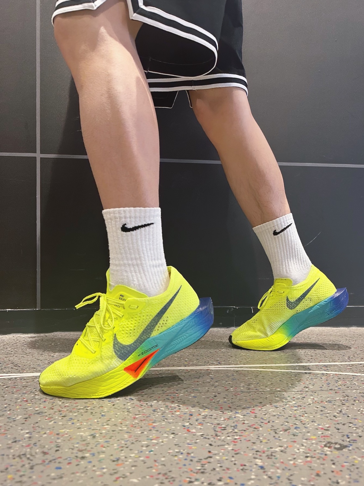 Nike ZoomX Vaporfly Next% 3 Volt Scream Green 착용 스타일 - 3