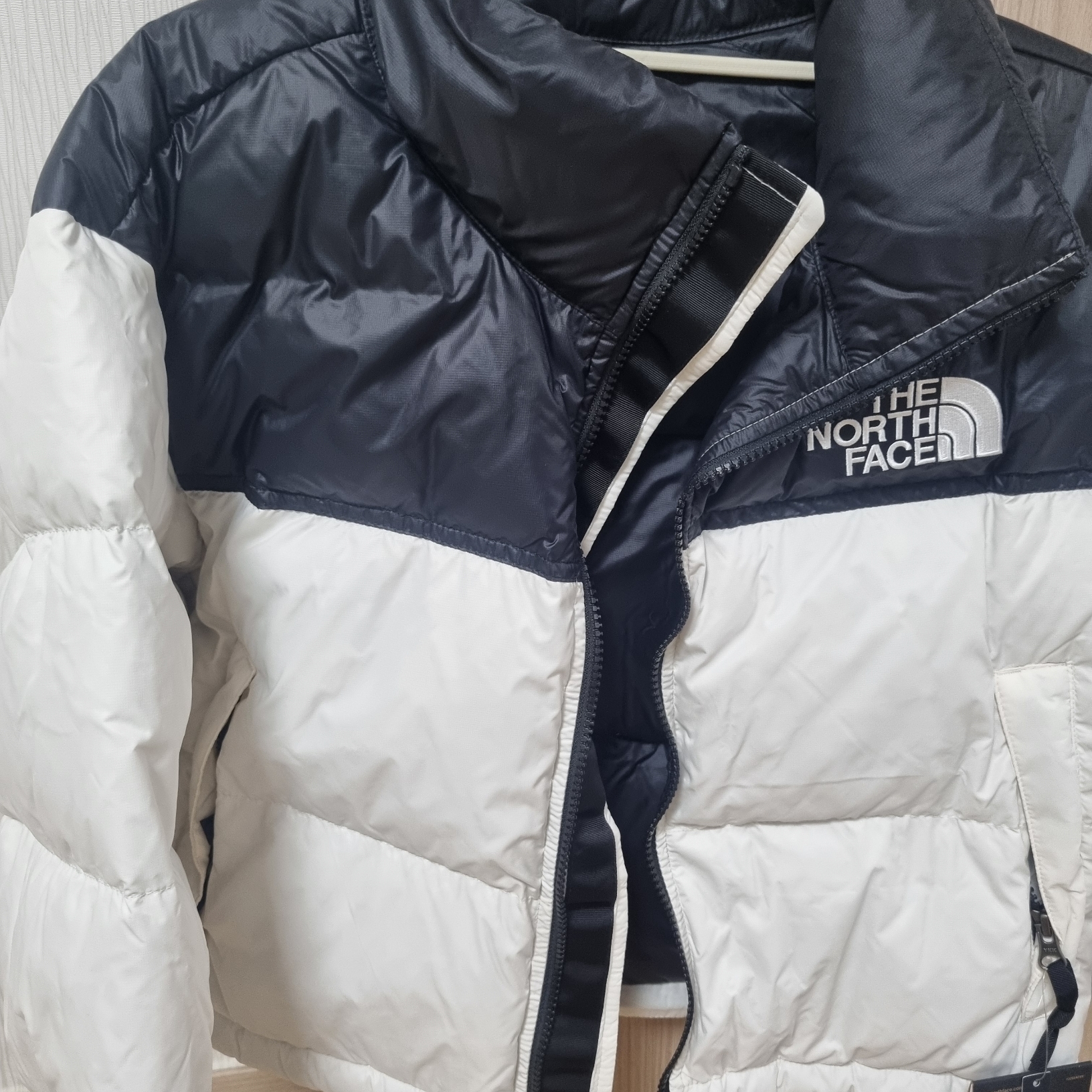 (W) The North Face Nuptse Short Jacket Gardenia White TNF Black 착용 스타일