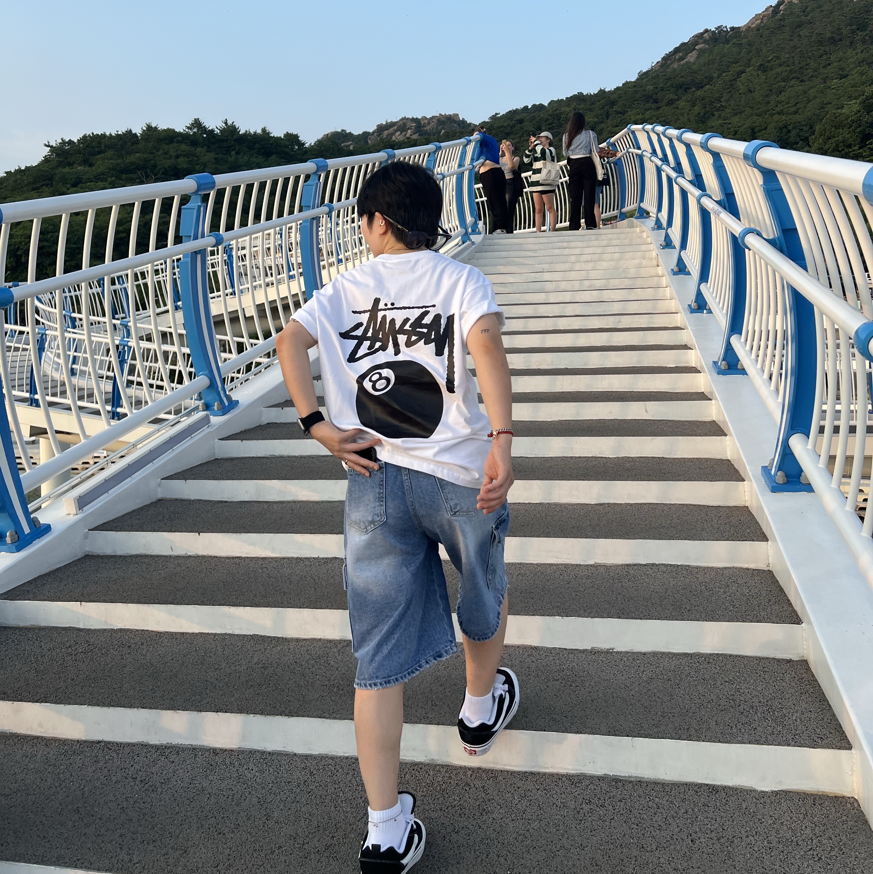 Stussy 8 Ball Pigment Dyed T-Shirt Natural, Vans Knu-Skool Black True White 착용 스타일 - 1