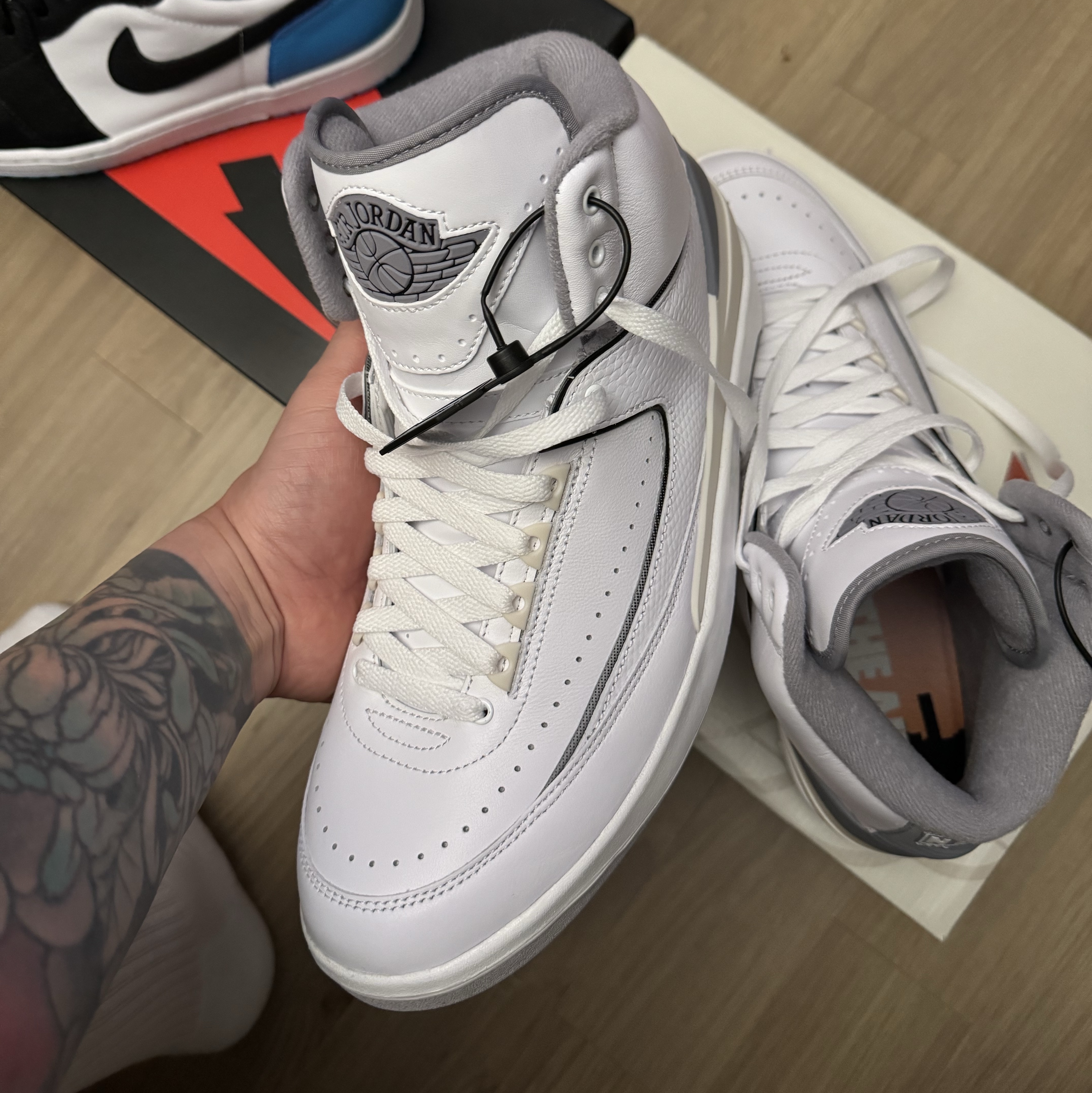 Jordan 2 Retro White and Cement Grey, Jordan 1 Retro Low OG Black and Dark Powder Blue 착용 스타일 - 2