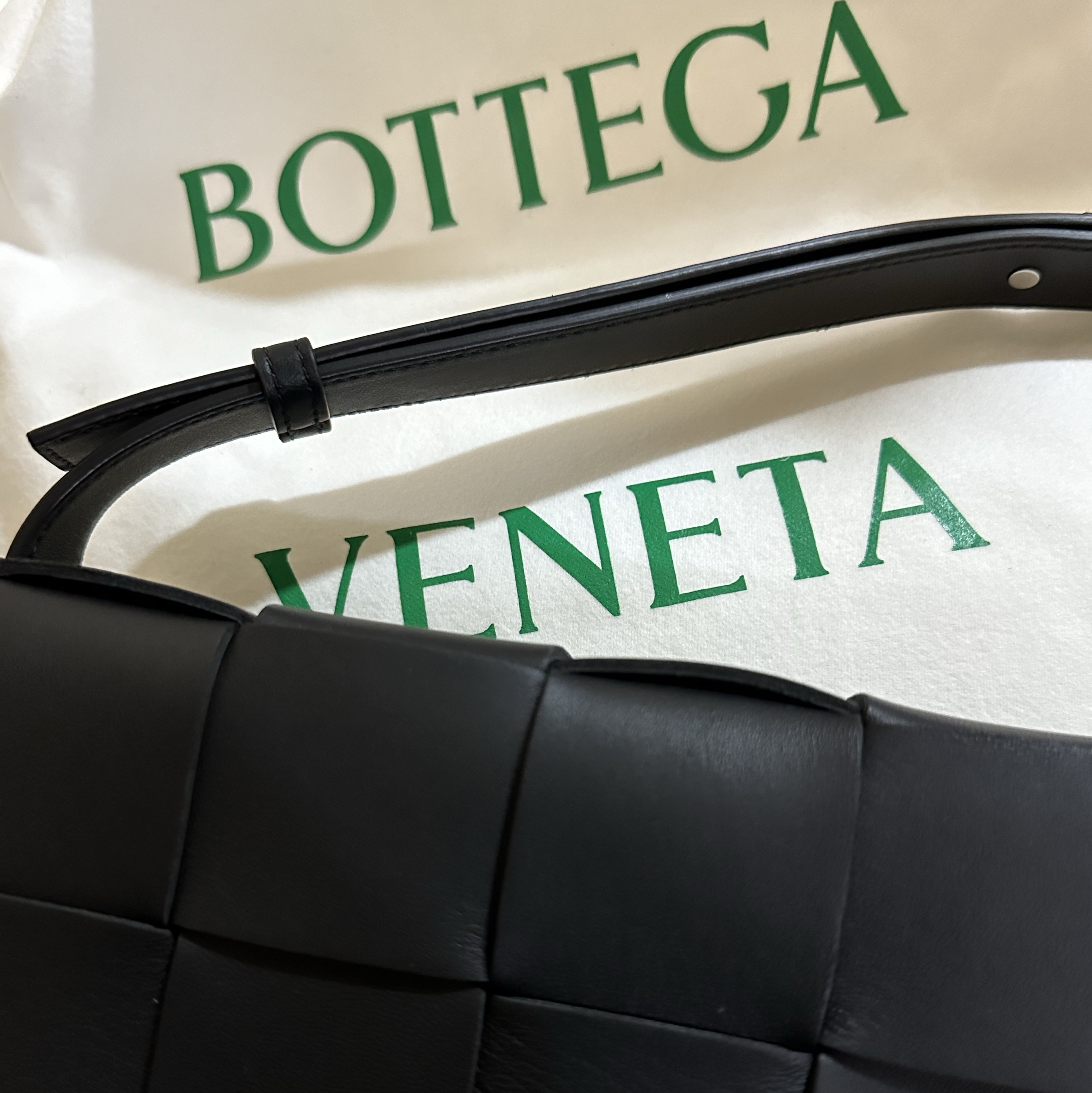 Bottega Veneta Lambskin Leather Cassette Black 착용 스타일