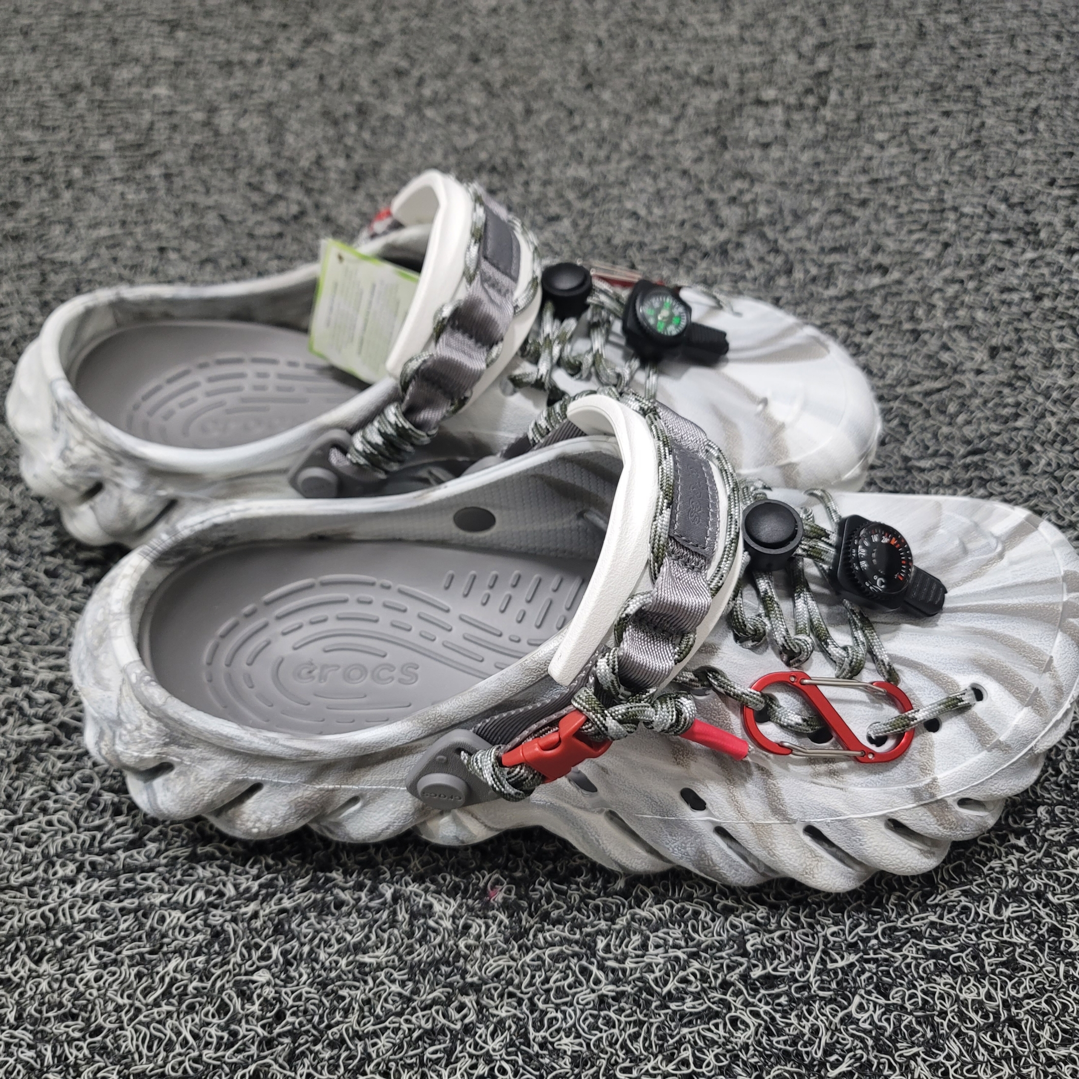 Crocs Echo Marbled Clog Moonlight Multi 착용 스타일 - 3