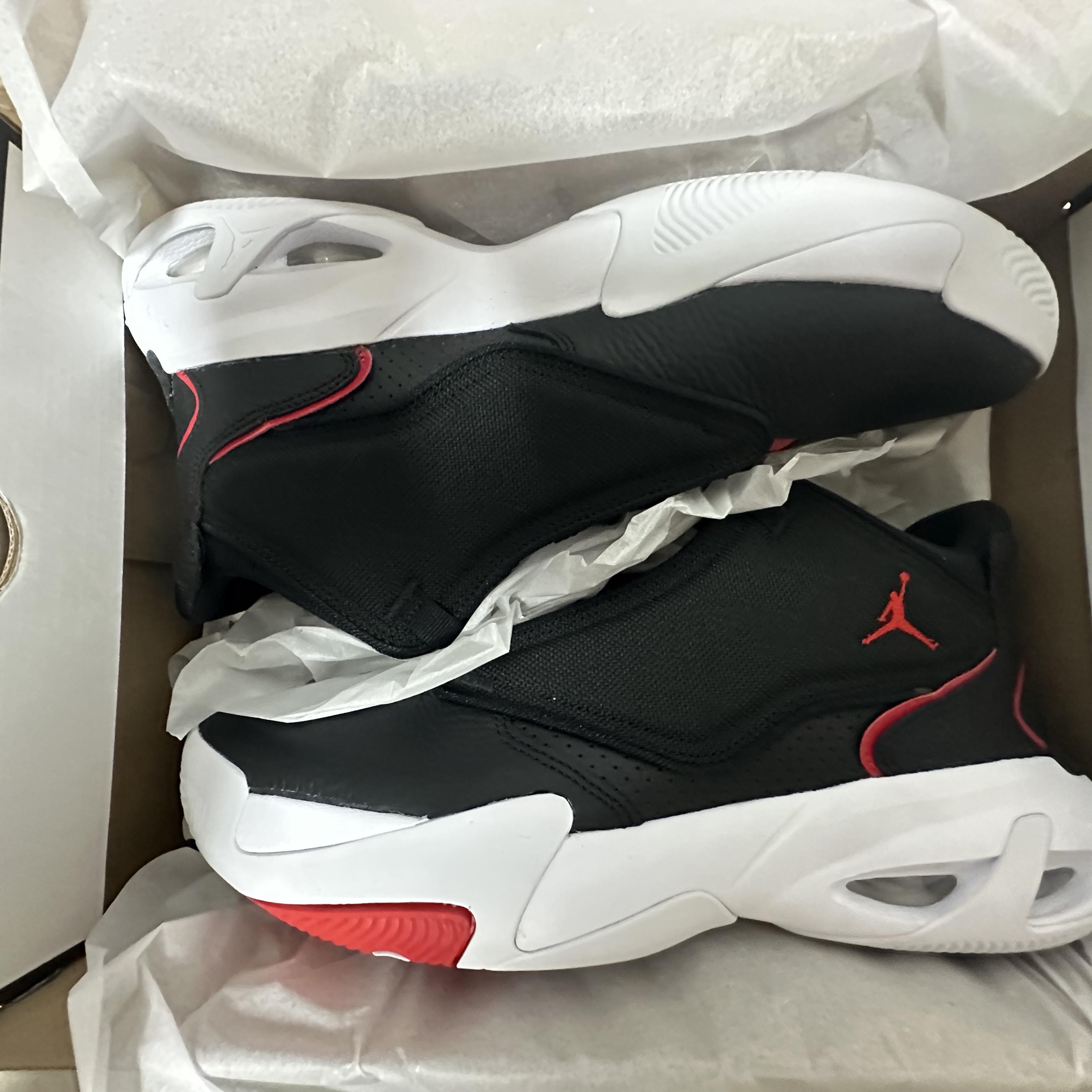 Jordan Max Aura 4 Black University Red 착용 스타일 - 1