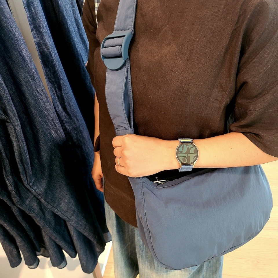 COS Nylon Crossbody Saddle Bag Light Grey Stone, COS Nylon Crossbody Saddle Bag Blue 착용 스타일 - 2