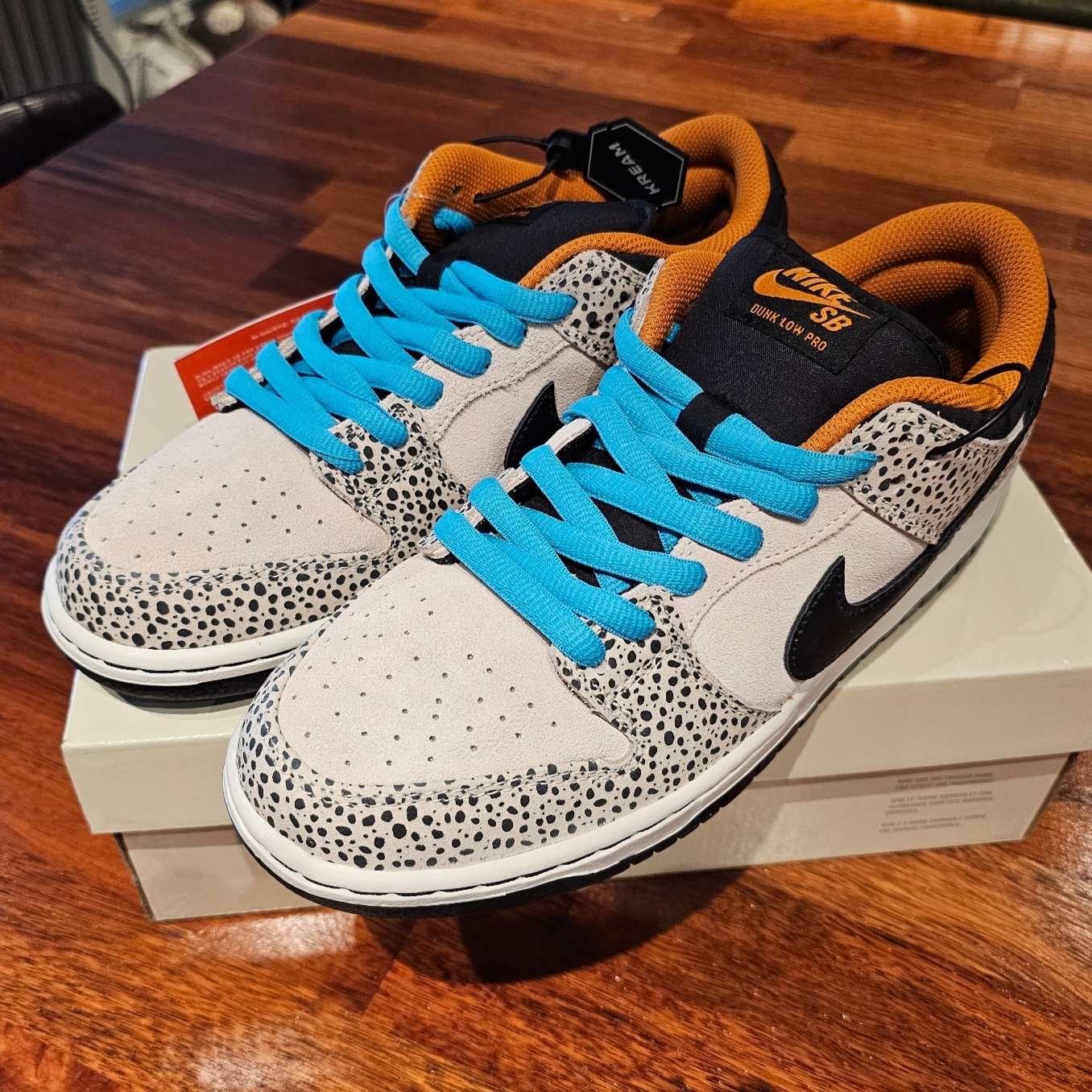 Nike SB Dunk Low Pro Electric Phantom and Black 착용 스타일 - 1