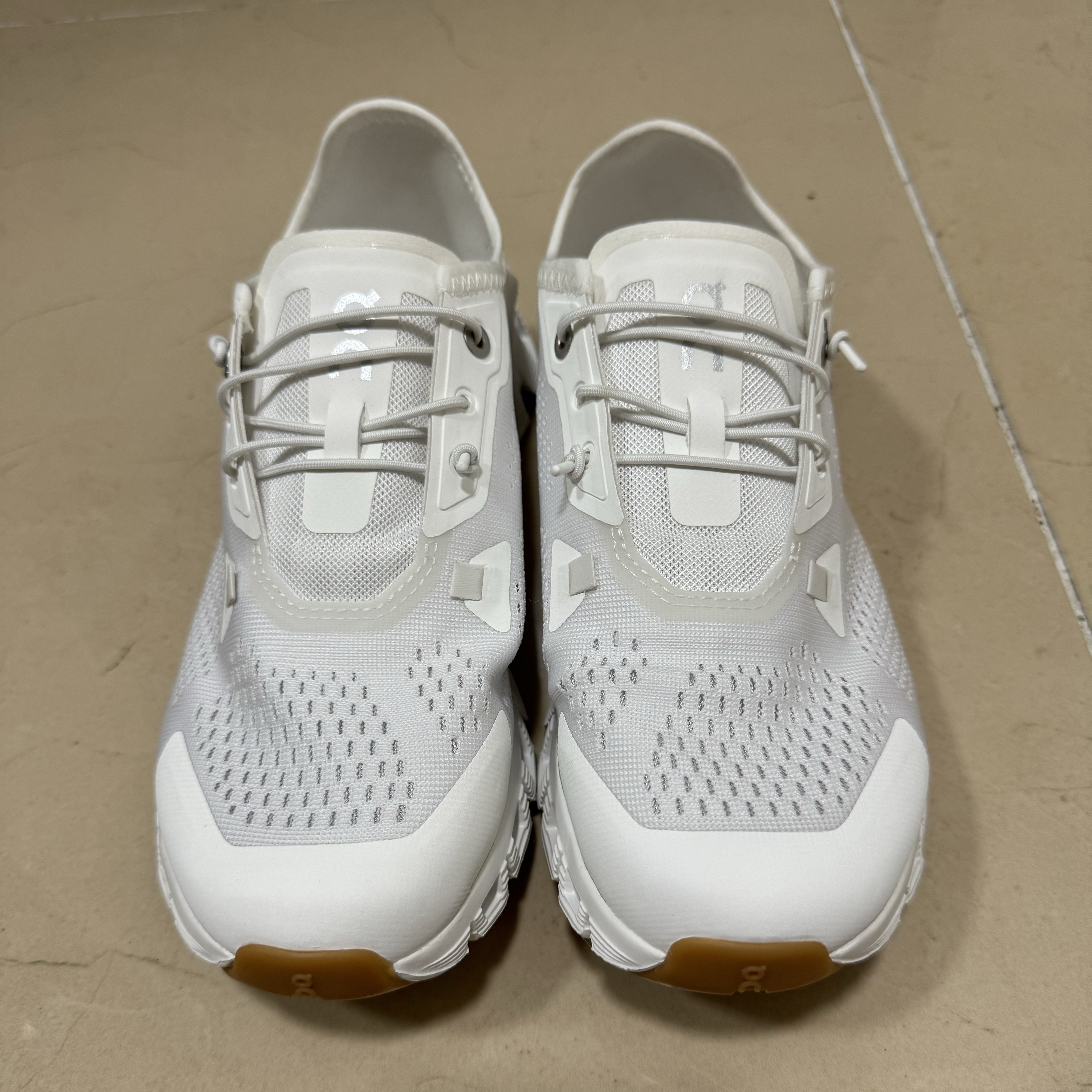 (W) On Running Cloud 5 Coast Undyed-White White 착용 스타일 - 2