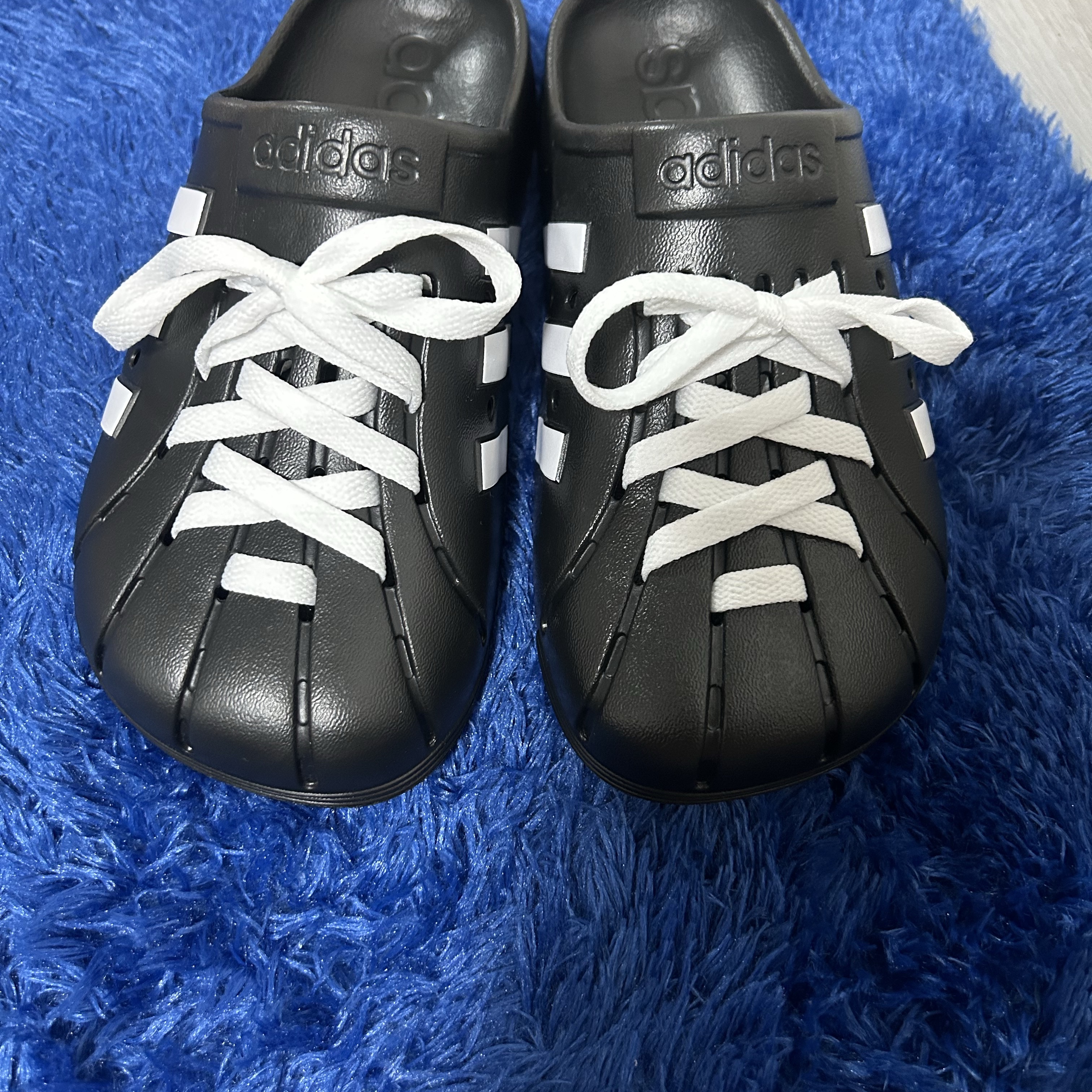 Adidas Adilette Clog Black White 착용 스타일