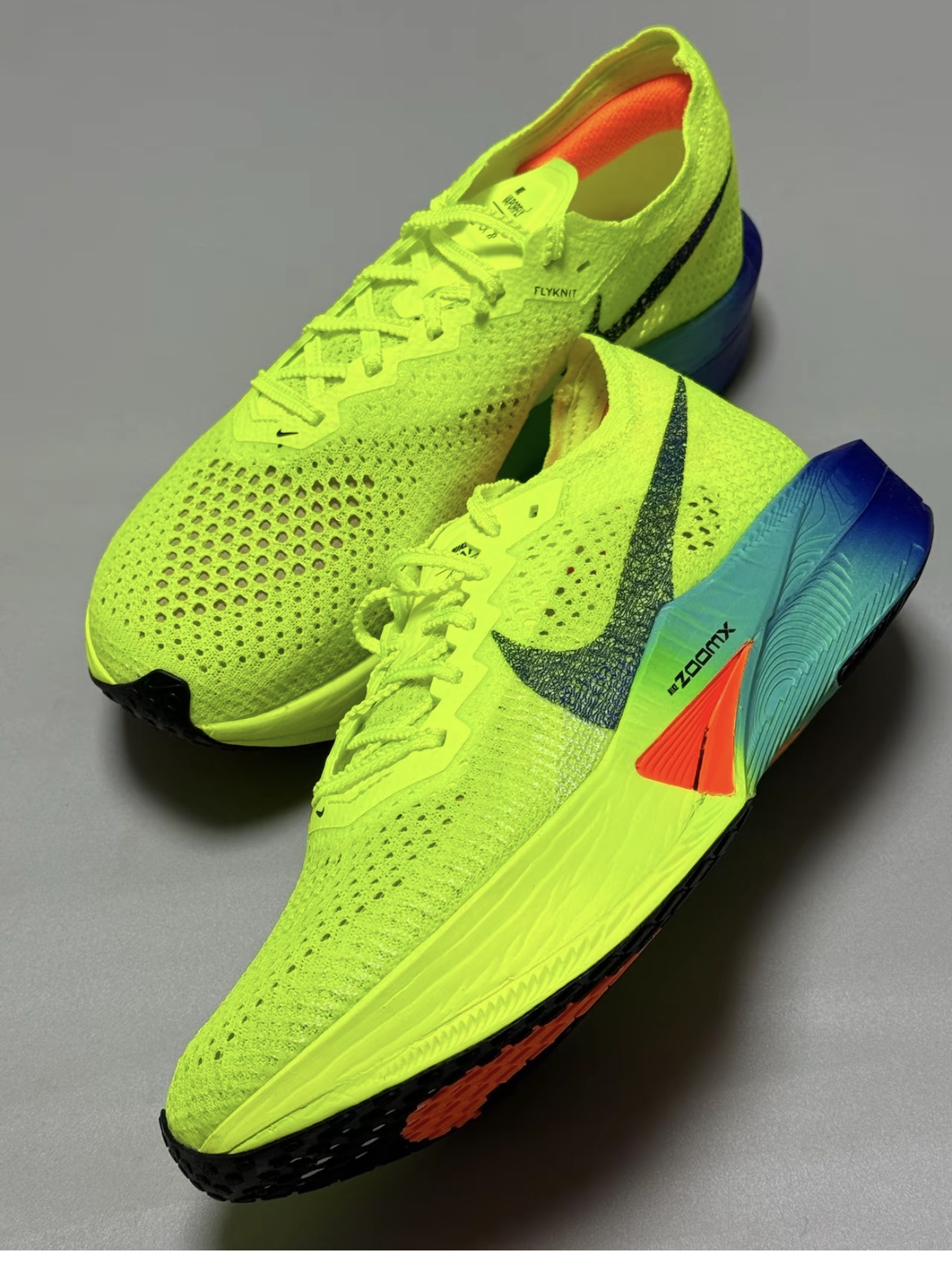 Nike ZoomX Vaporfly Next% 3 Volt Scream Green 착용 스타일 - 4