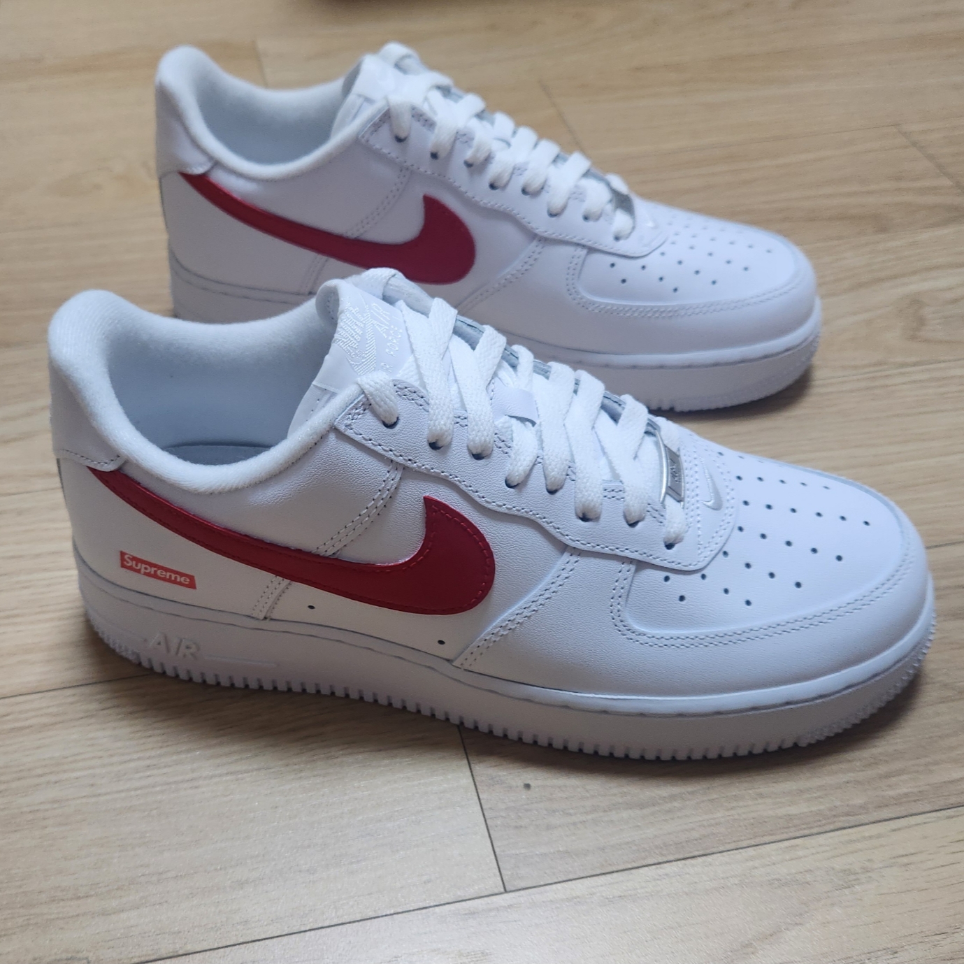 Nike x Supreme Air Force 1 Low White Speed Red - Shanghai Store Exclusive 착용 스타일