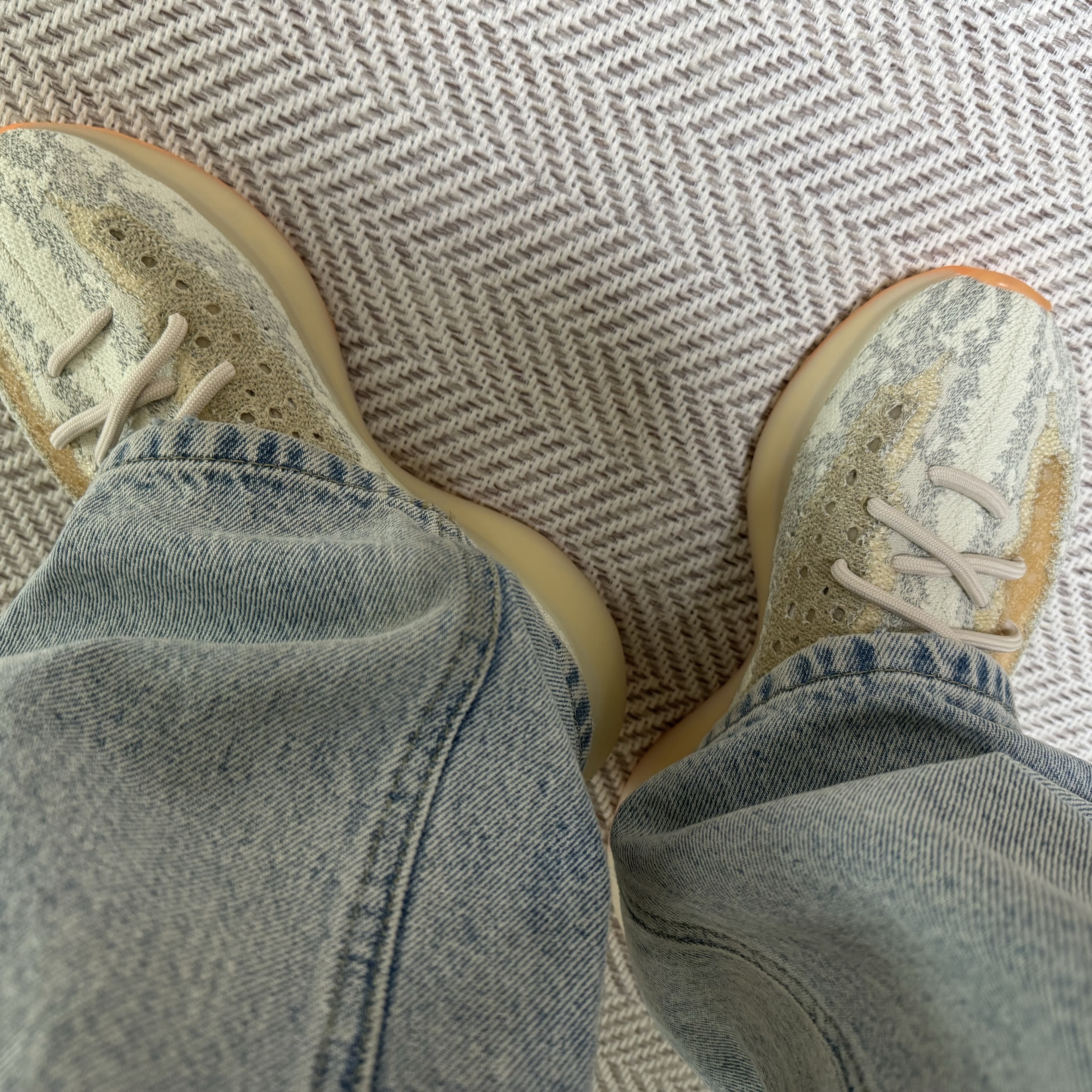 Adidas Yeezy Boost 380 Yecoraite - Reflective 착용 스타일