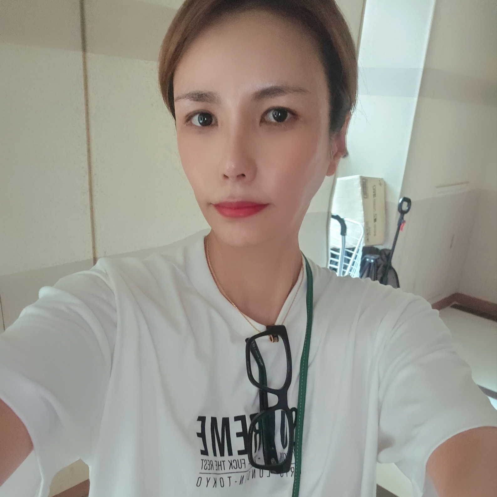 (W) Ganni Yellow Smiley Relaxed T-Shirt Bright White, Supreme Paris T-Shirt White - 24SS 착용 스타일 - 4
