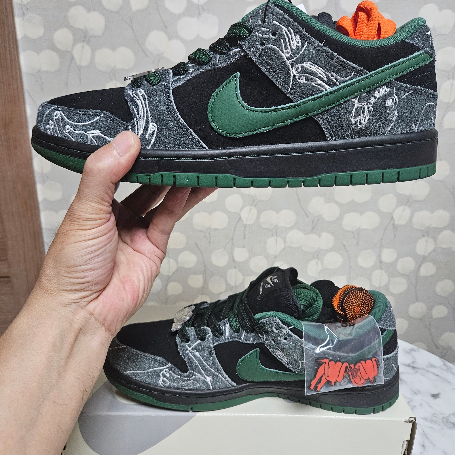 Nike x There SB Dunk Low Pro Anthracite and Gorge Green 착용 스타일 - 1