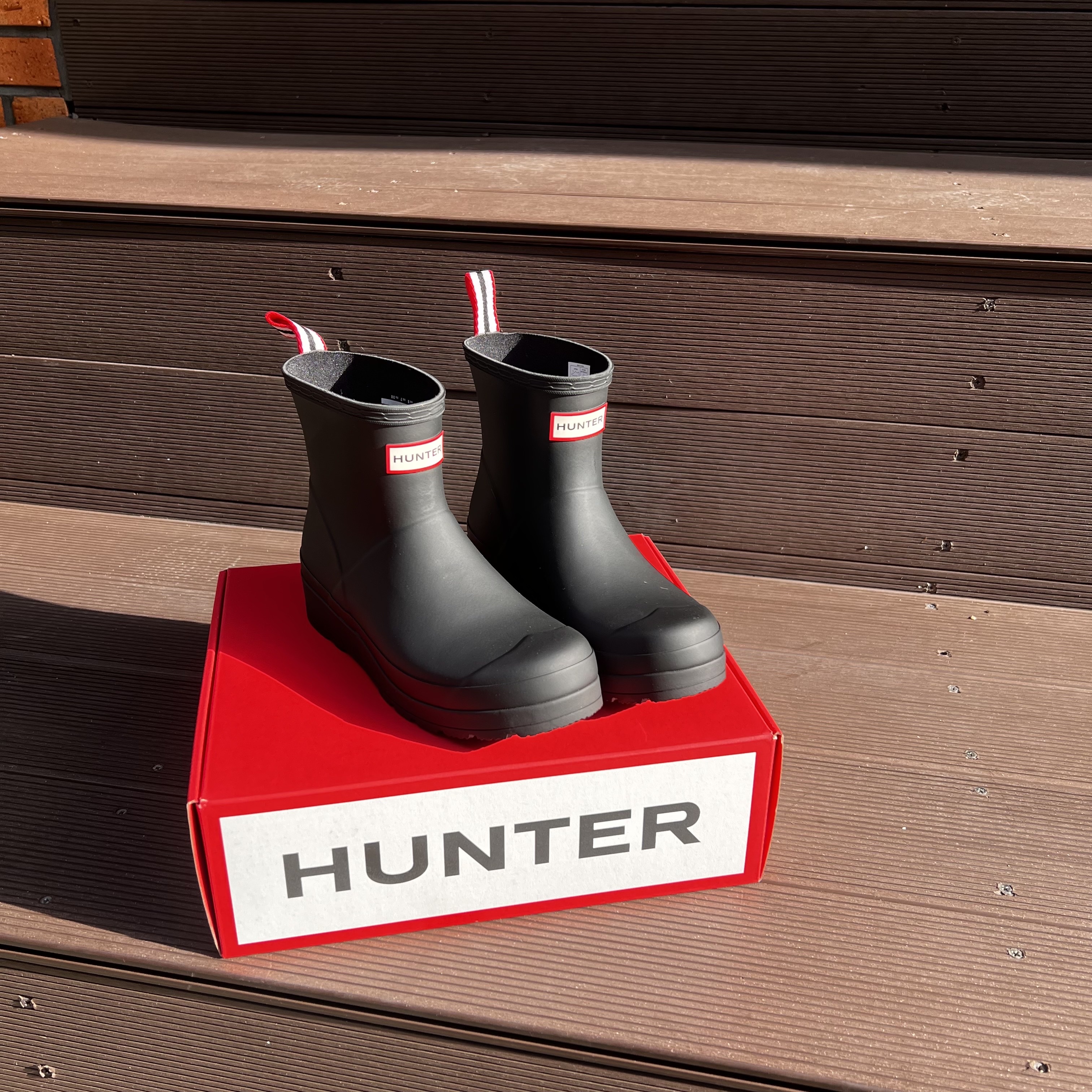 (W) Hunter Play Short Rain Boots Black 착용 스타일 - 1
