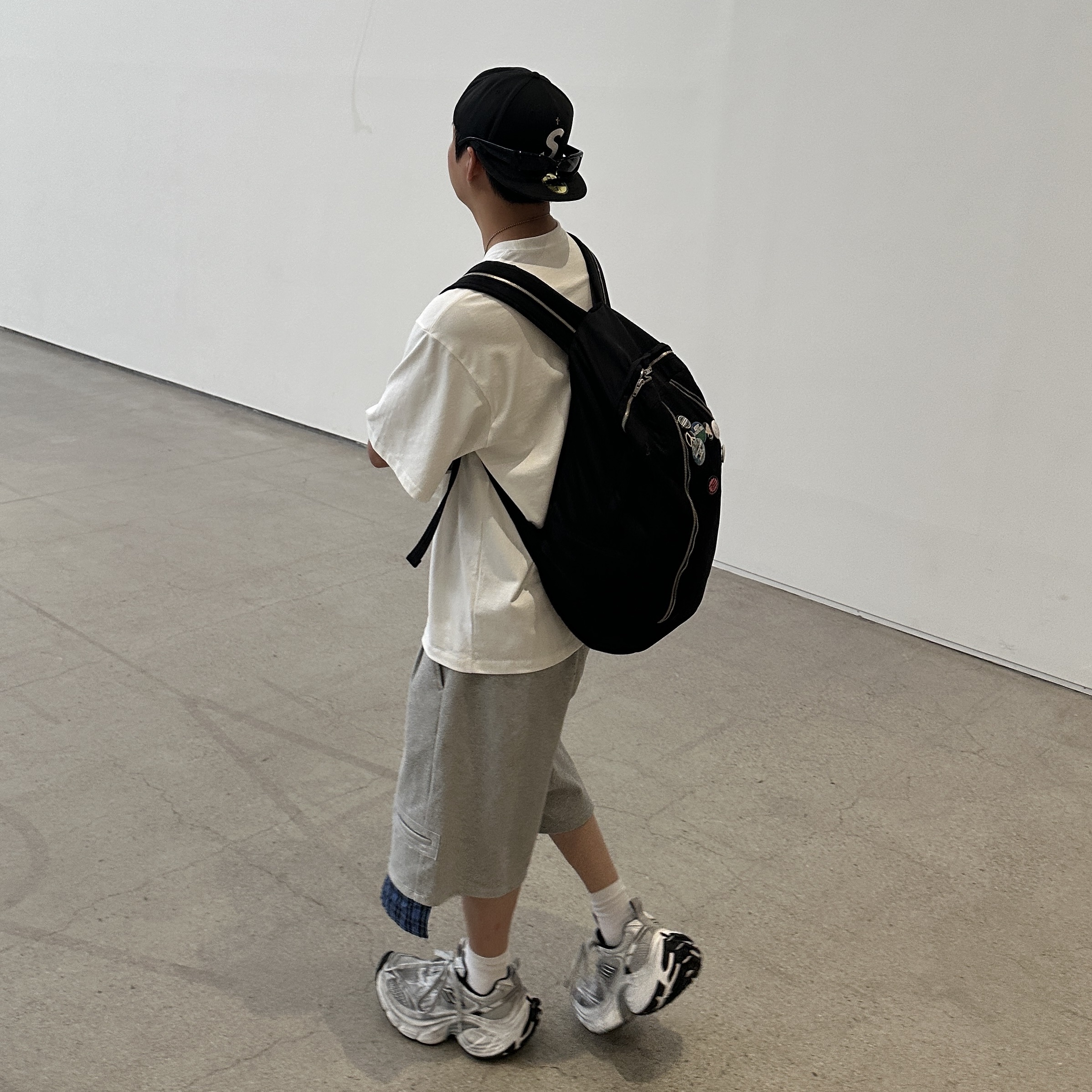 Hansroom Chrome Hearts One Ball Tiny Cross Charm, Balenciaga 10XL Sneakers White Grey Silver Black 착용 스타일 - 3