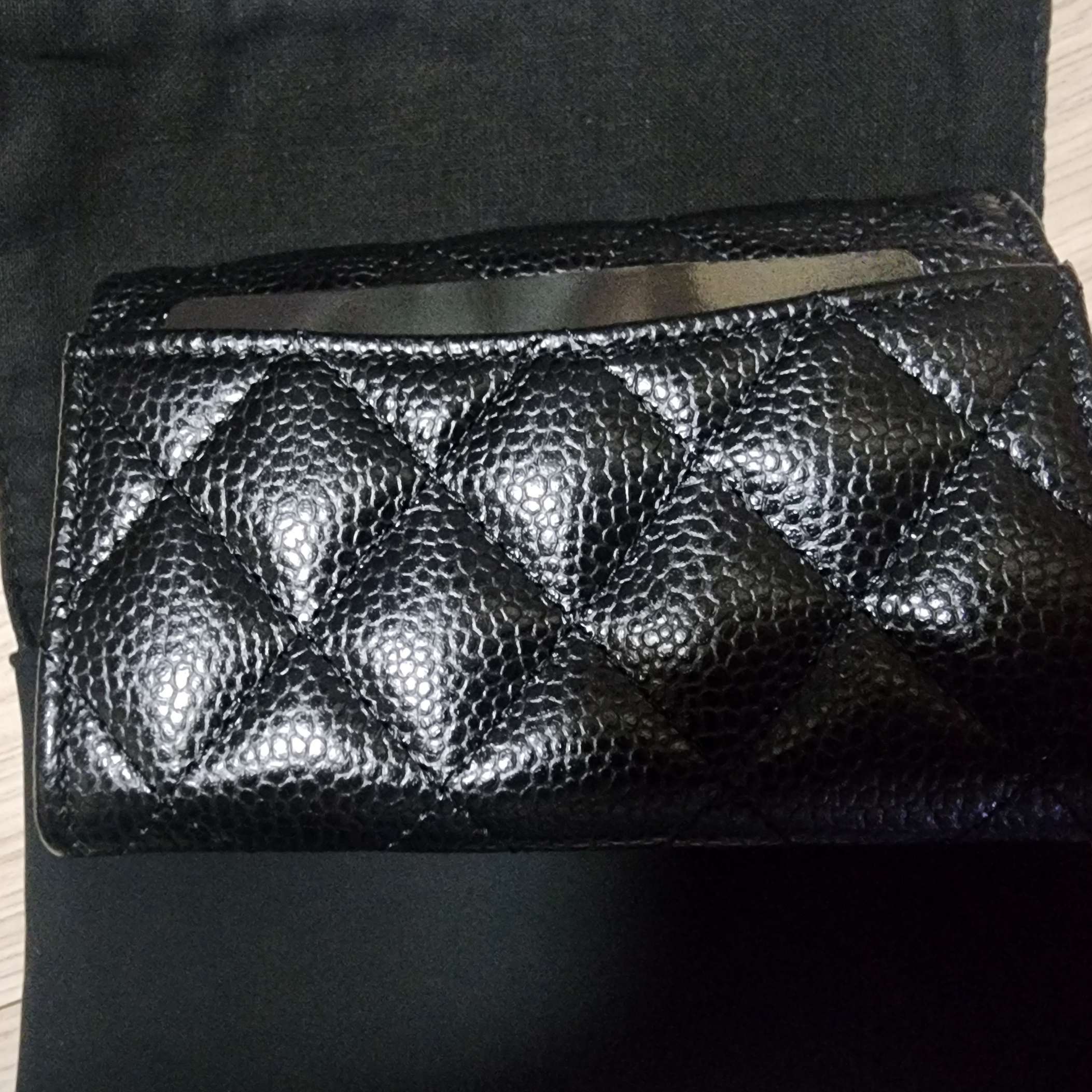 Chanel Classic Card Holder Grained Calfskin & Gold Black 착용 스타일 - 4