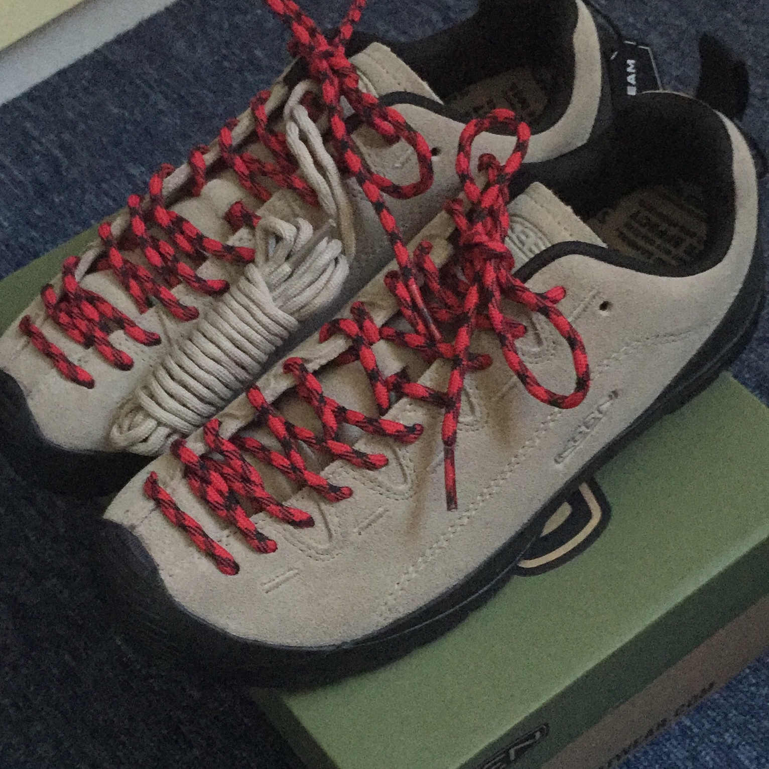 (W) Keen Jasper Suede Sneakers Silver Mink 착용 스타일 - 2