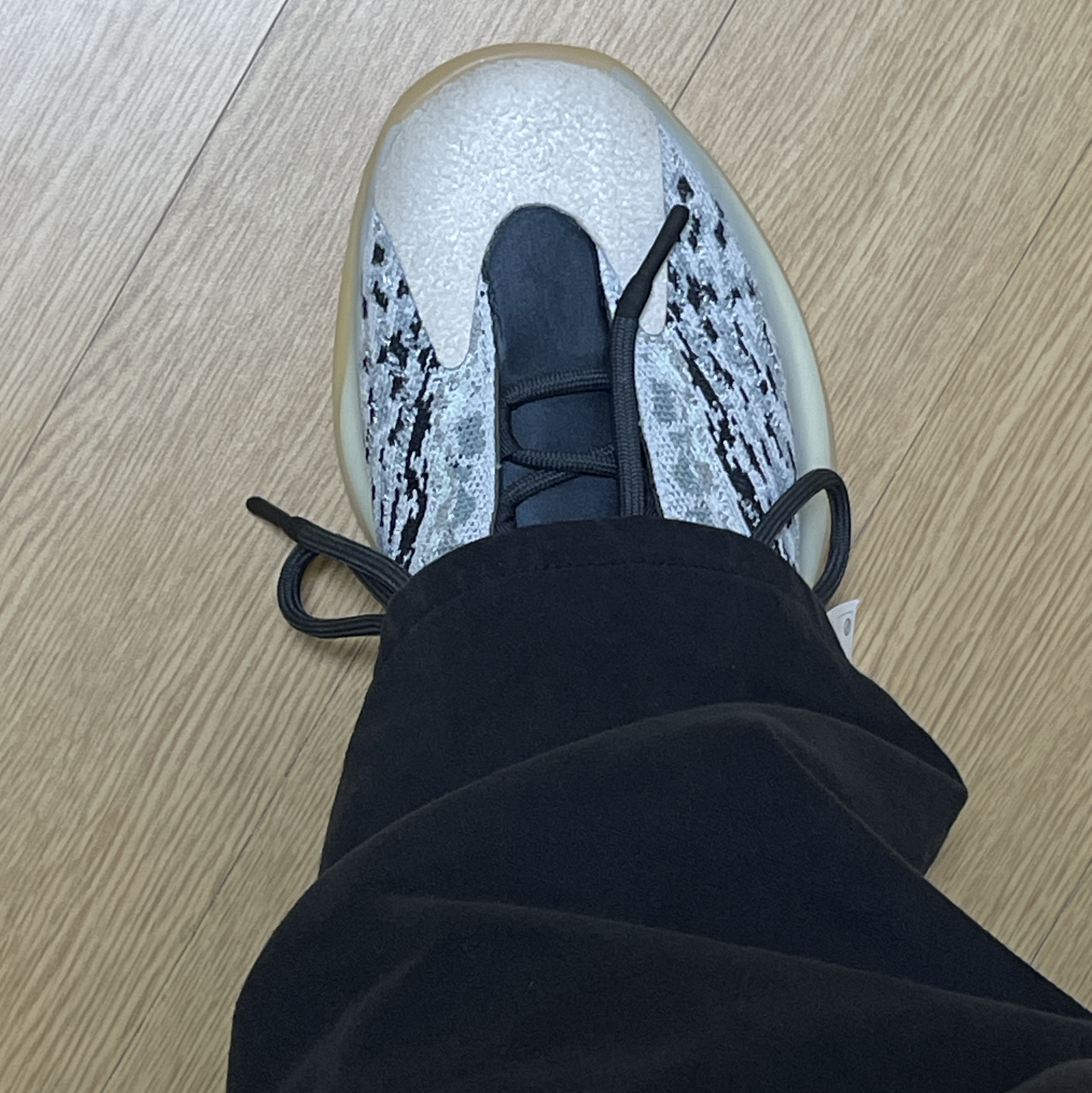 Yeezy Gap Engineered By Balenciaga Sateen Cargo Pants Black, Adidas Yeezy QNTM Sea Teal 착용 스타일