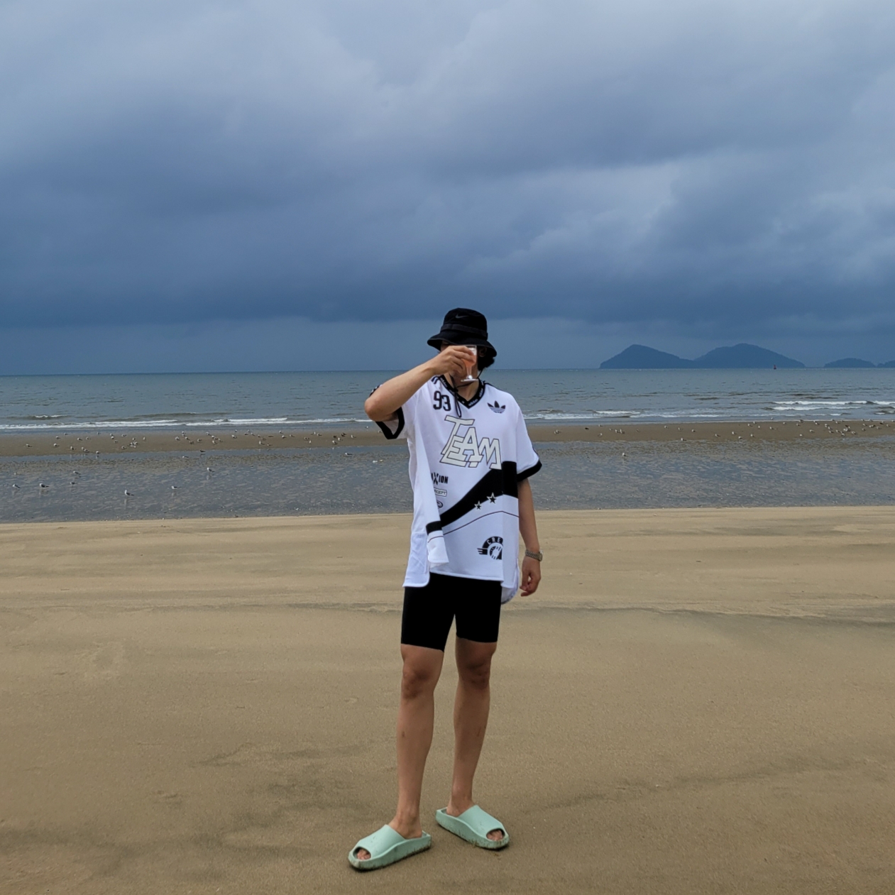 (W) Jordan Hex Slide Pistachio Frost, Nike Dri-Fit Apex Bucket Hat Black Anthracite 착용 스타일