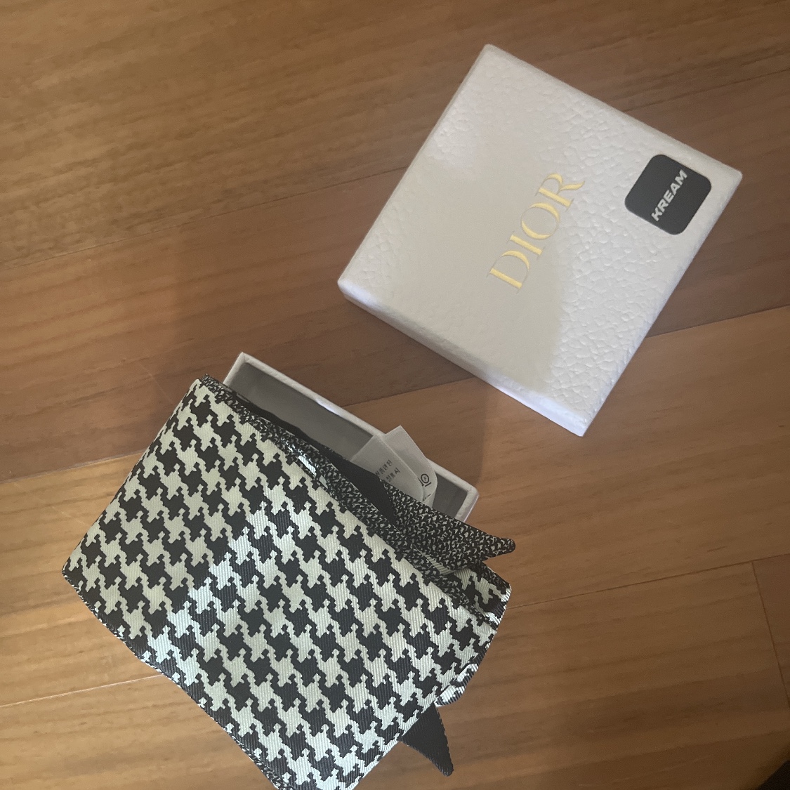 (W) Dior 30 Montaigne Mitzah Scarf Silk Twill Black White 착용 스타일