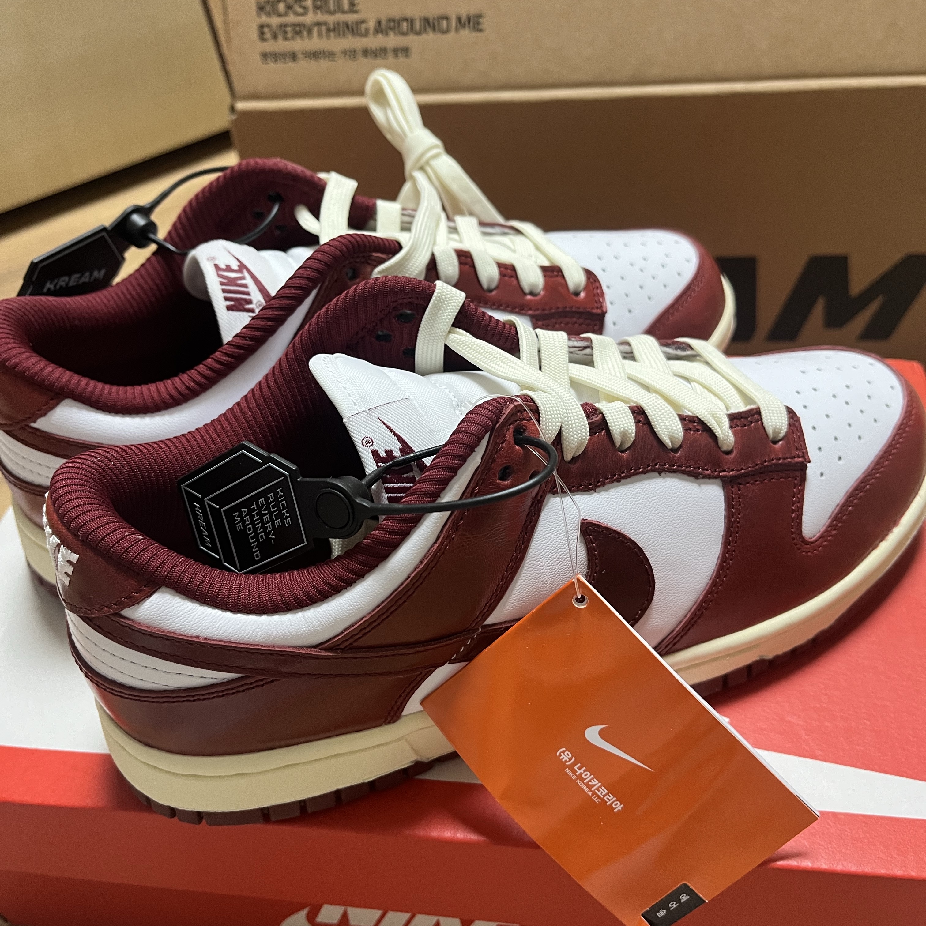 (W) Nike Dunk Low Retro PRM Team Red and White 착용 스타일 - 3