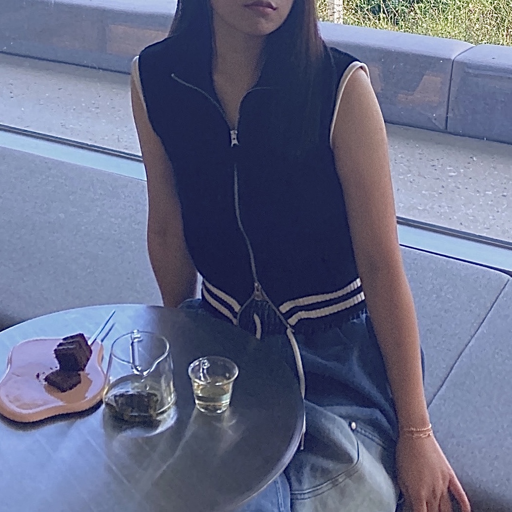 (W) Matin Kim Spell Point Stripe Knit Vest Black 착용 스타일 - 2