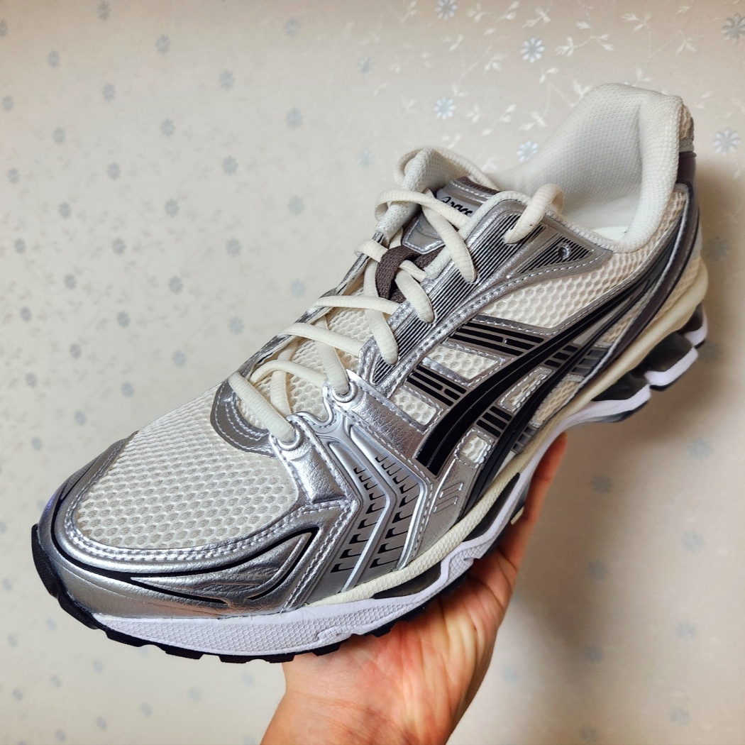 Asics Gel-Kayano 14 Cream Black 착용 스타일 - 1