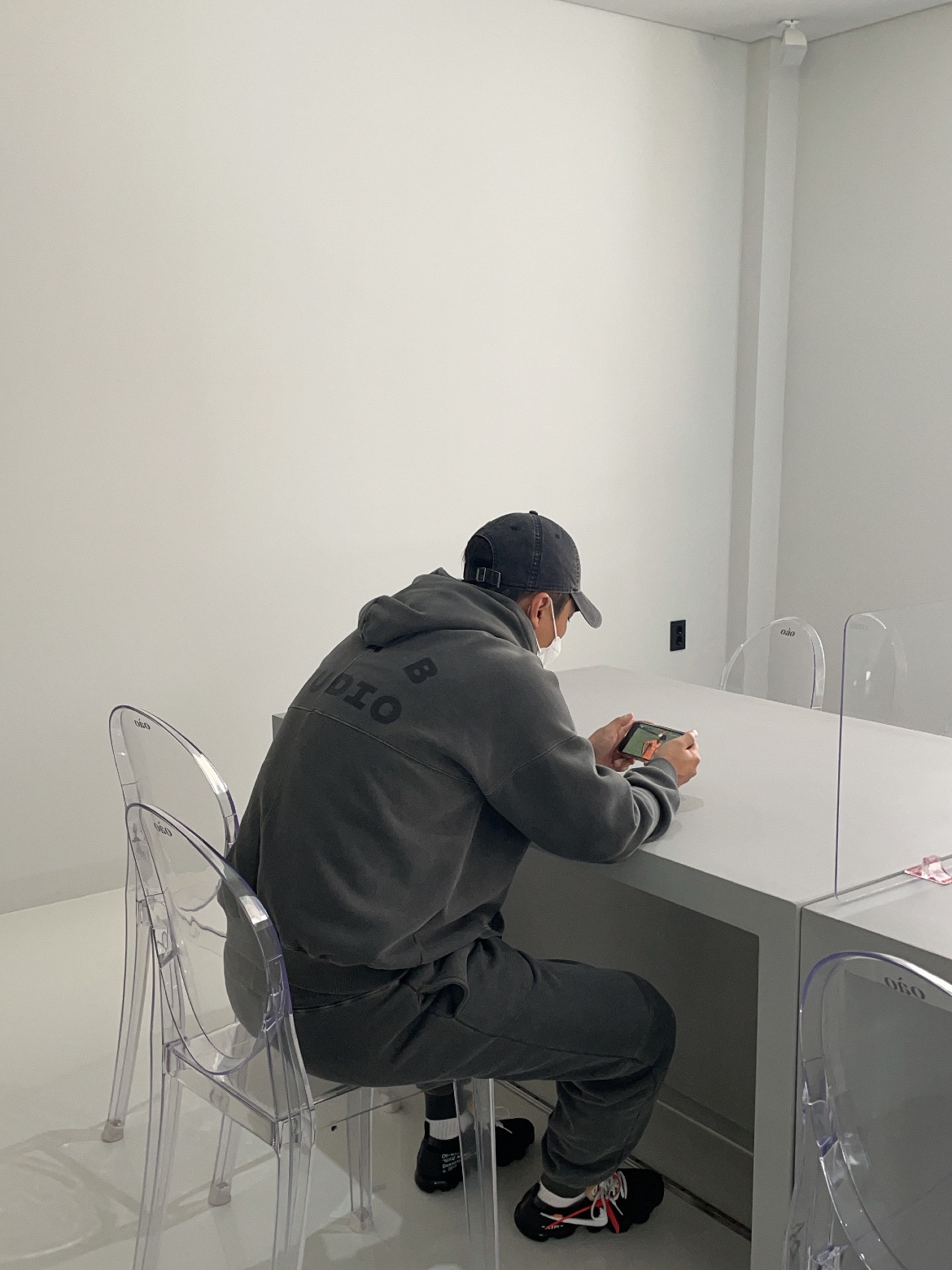 IAB Studio Blocked Pigment Hoodie Black, Nike x Off-White Air VaporMax OG Black The Ten 착용 스타일 - 1