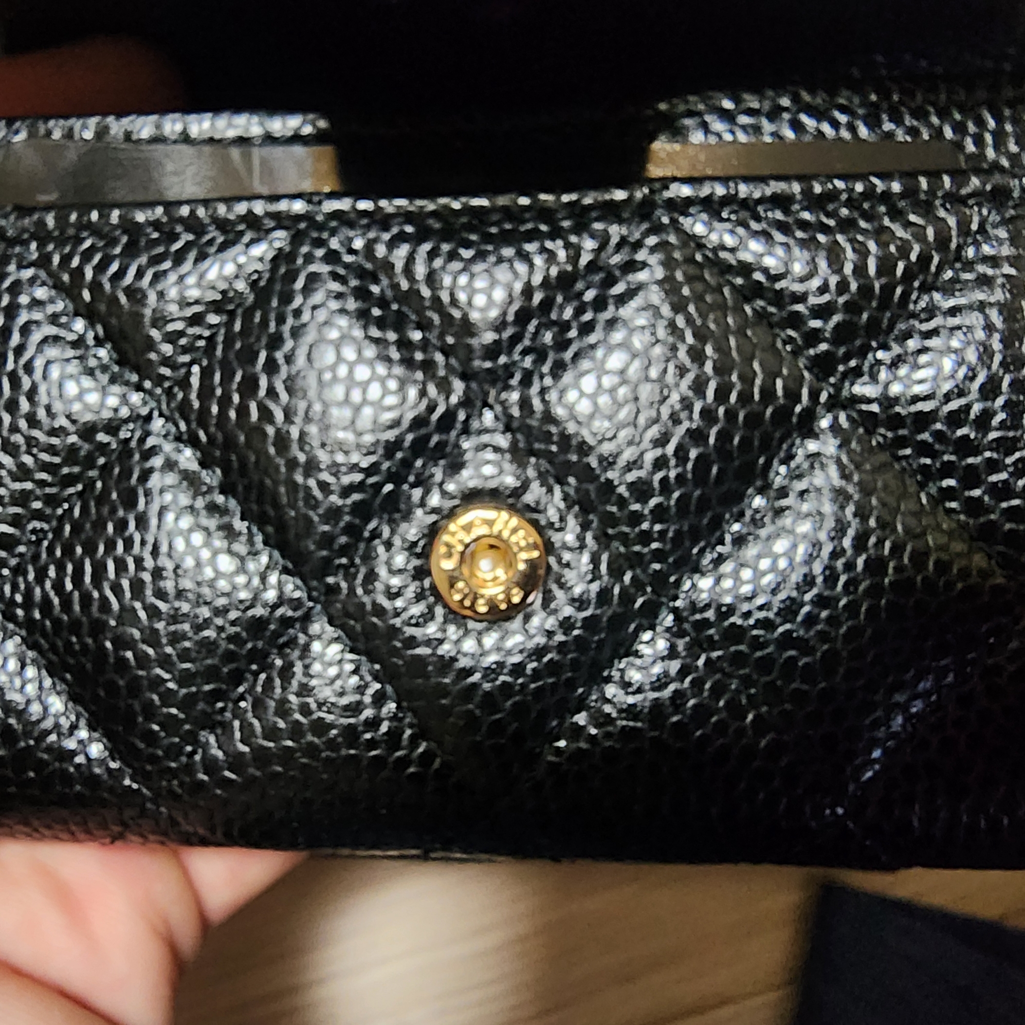 Chanel Classic Card Holder Grained Calfskin & Gold Black 착용 스타일 - 3