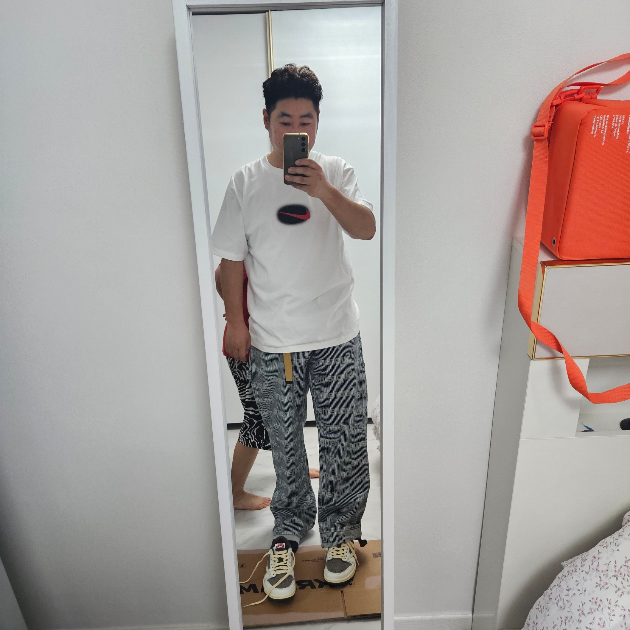 Supreme Denim Painter Pants Stripe - 24SS, Jordan 1 x Travis Scott Retro Low OG SP Sail and Ridgerock 착용 스타일 - 1