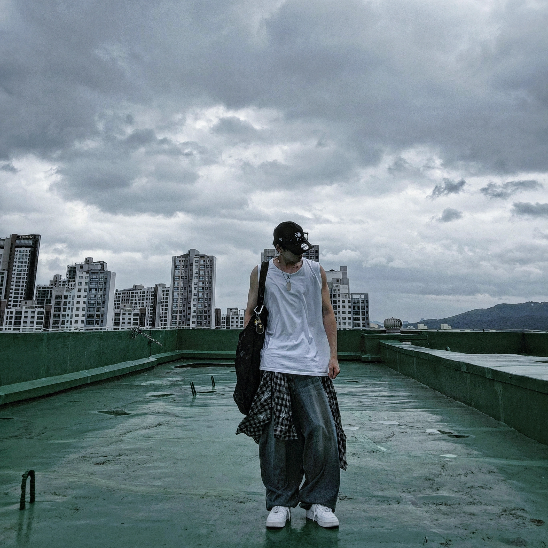 New Era x MoMA New York Yankees Cap Black, Nike Air Force 1 '07 Low White 착용 스타일