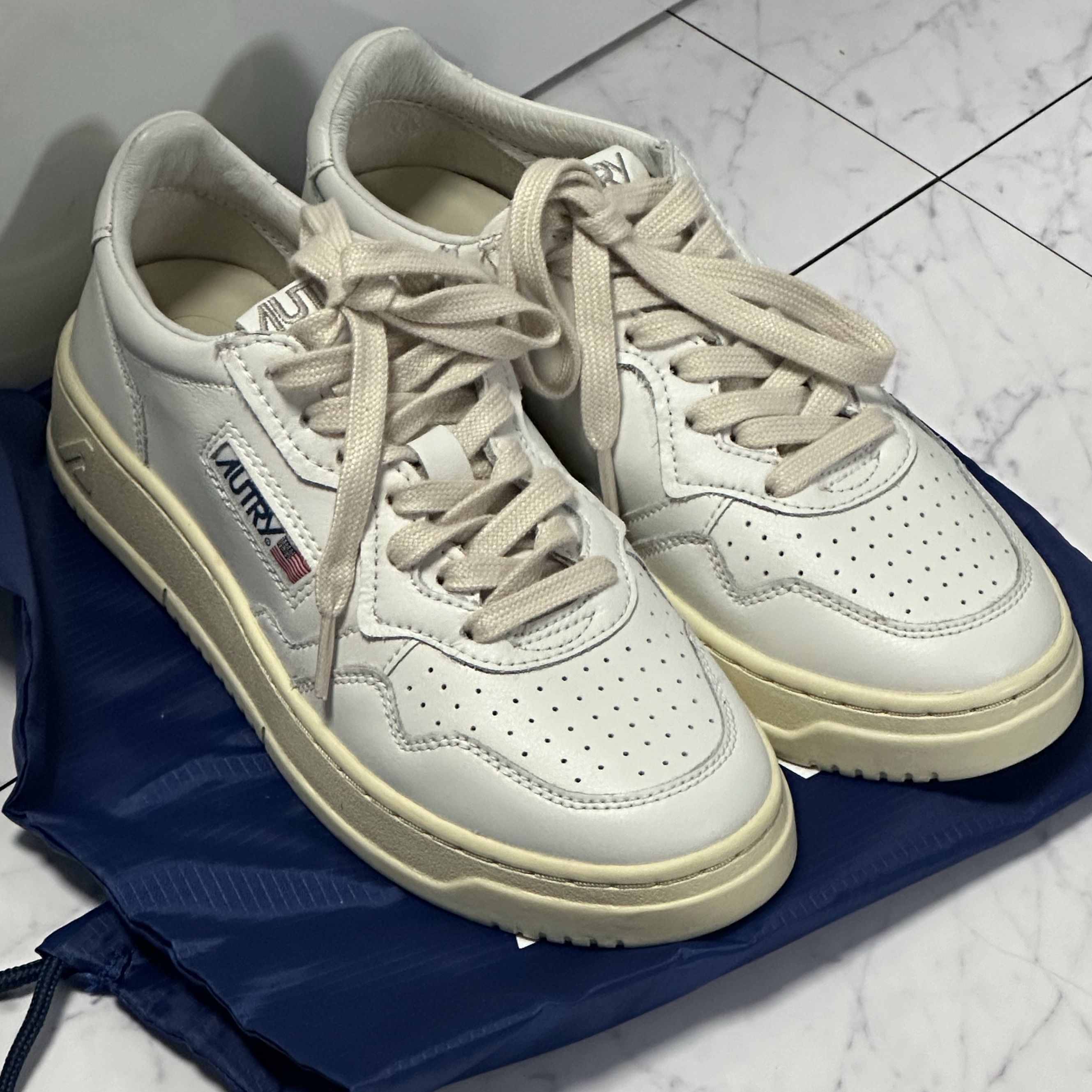 (W) Autry Medalist Low Leather Sneakers White 착용 스타일