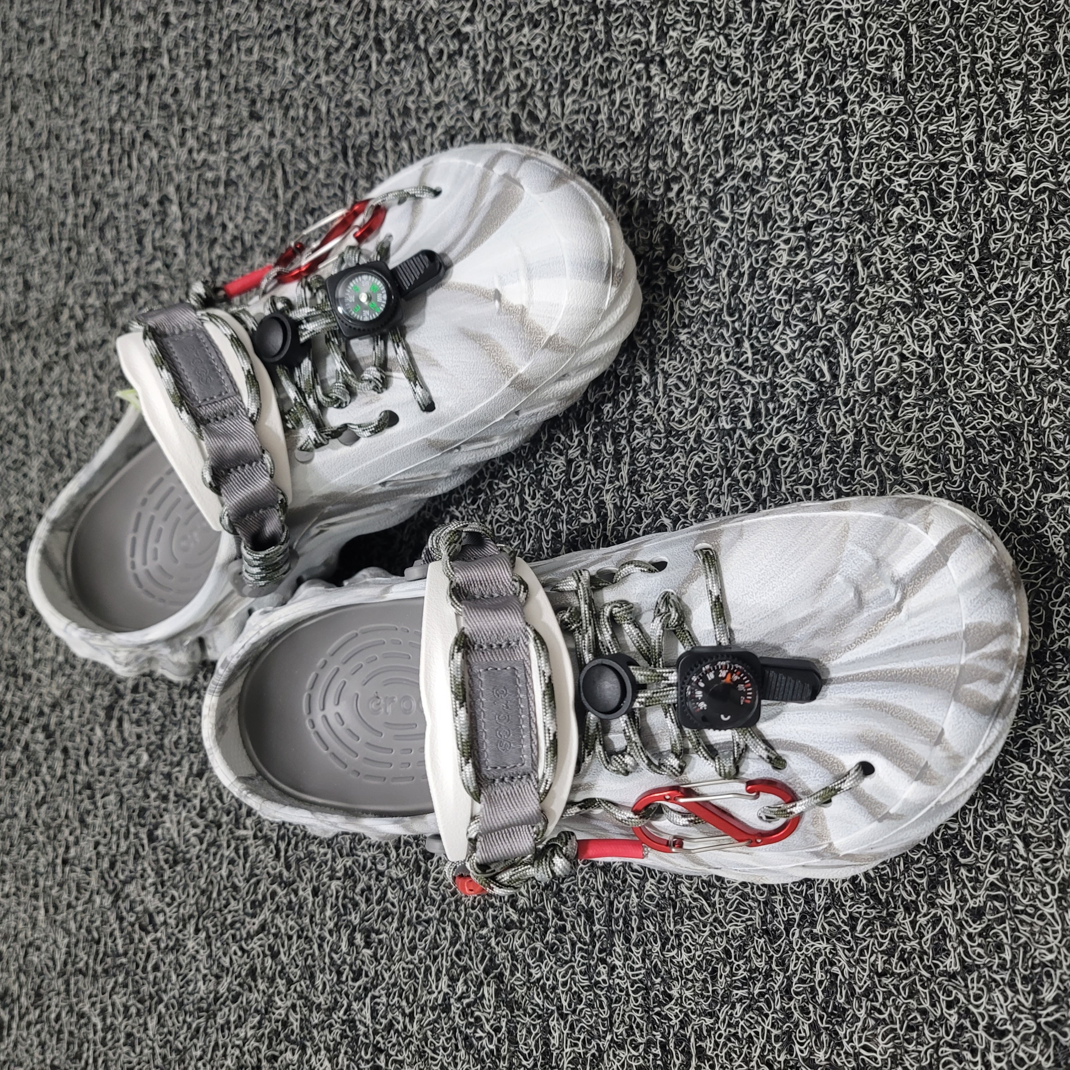 Crocs Echo Marbled Clog Moonlight Multi 착용 스타일 - 4