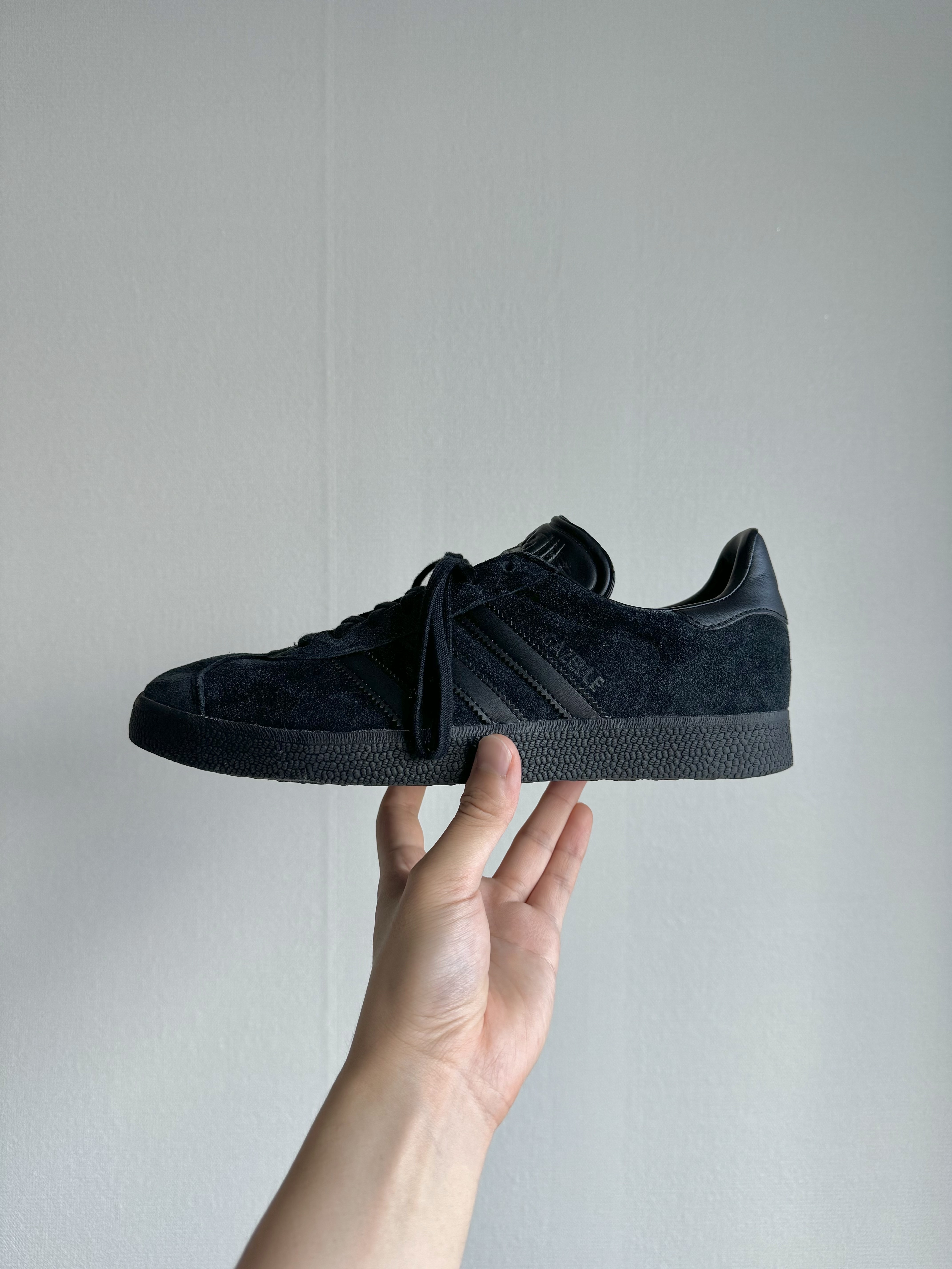 Adidas Gazelle Triple Black, Arc'teryx Konseal 15 Backpack Neptune 착용 스타일 - 8