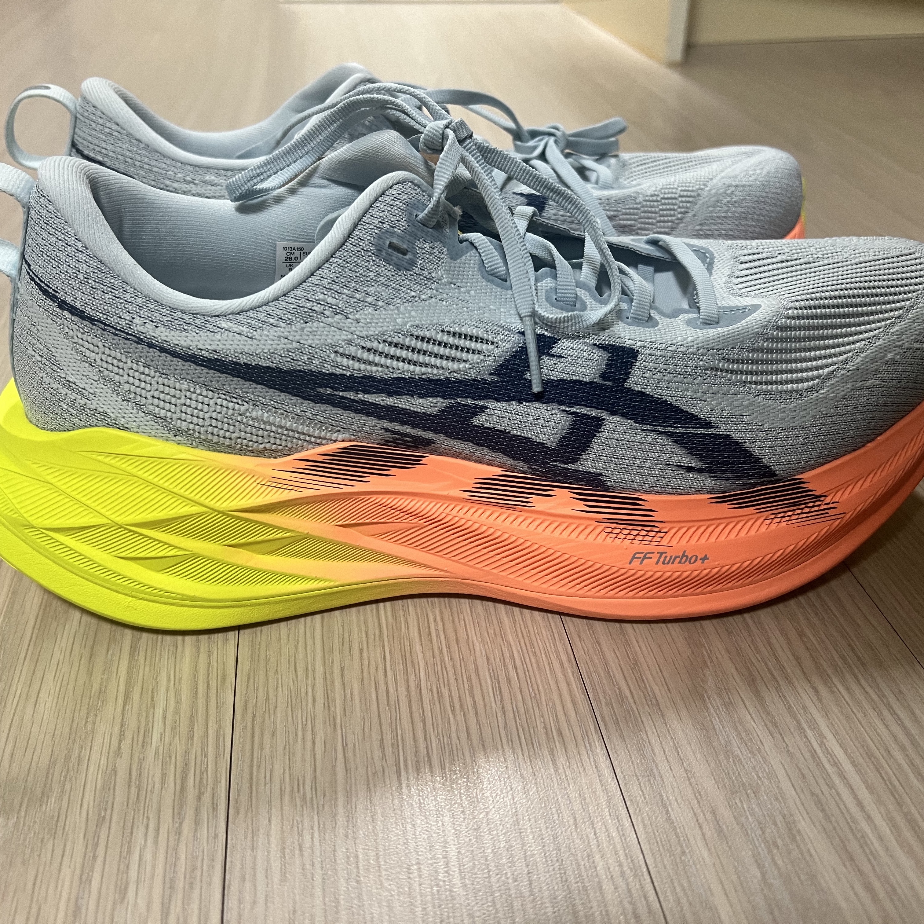 Asics Superblast 2 Paris Cool Grey Safety Yellow 착용 스타일 - 2
