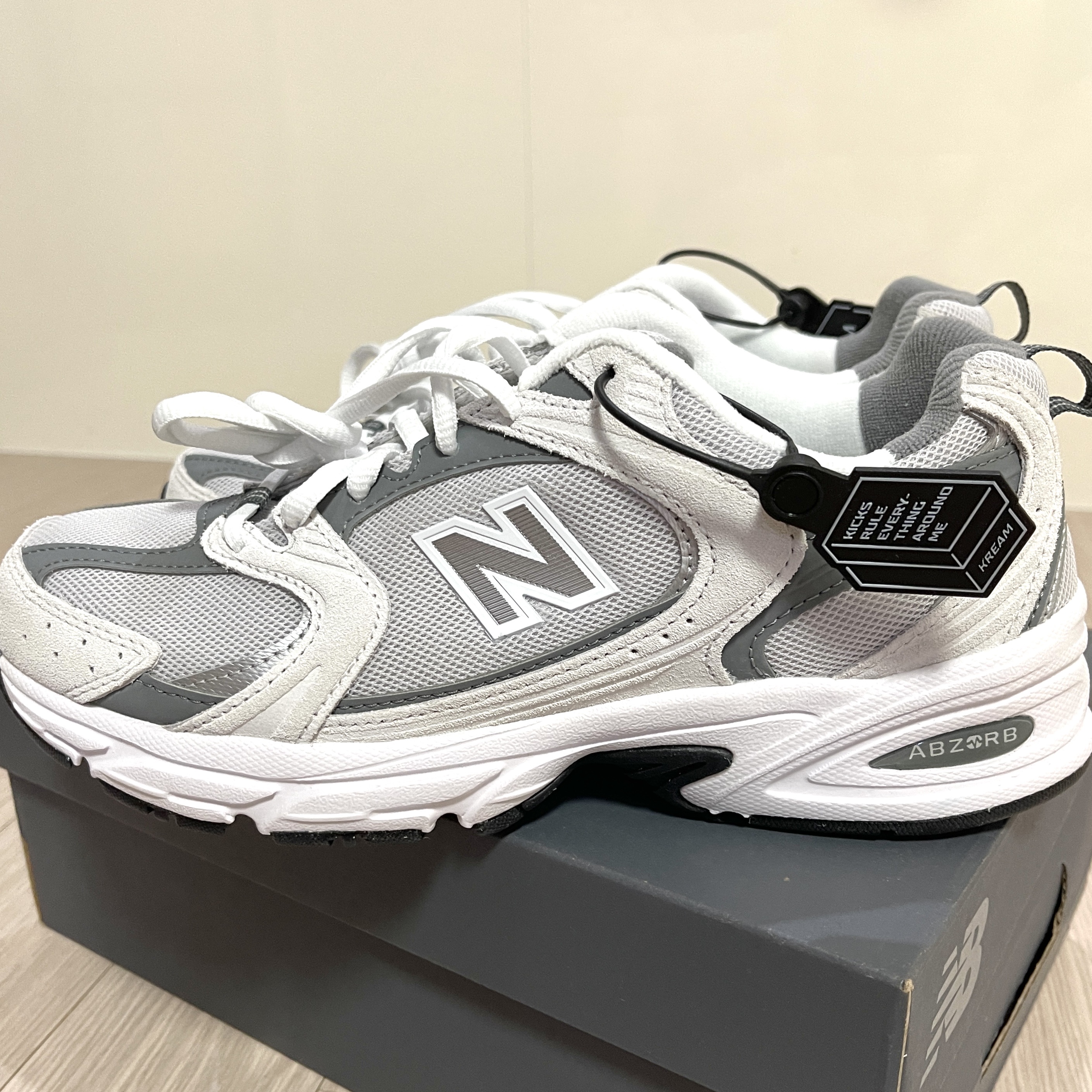 New Balance 530 Classic Grey 착용 스타일