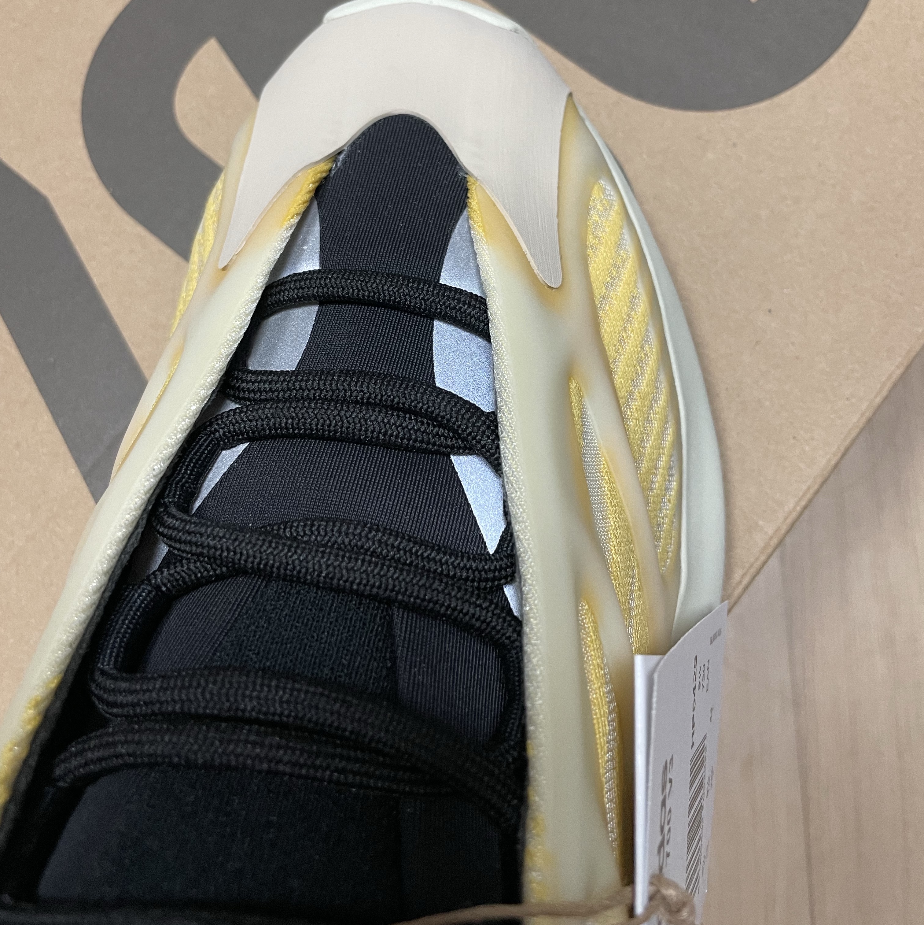Adidas Yeezy 700 V3 Mono Safflower 착용 스타일